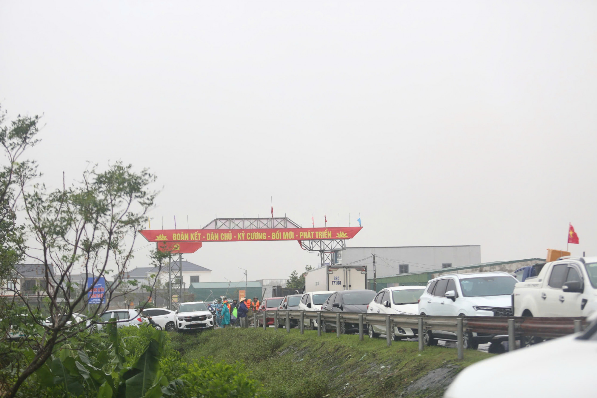 Người dân đưa xe ô tô lên các tuyến đường cao để tránh lũ - Ảnh: Khánh Trung