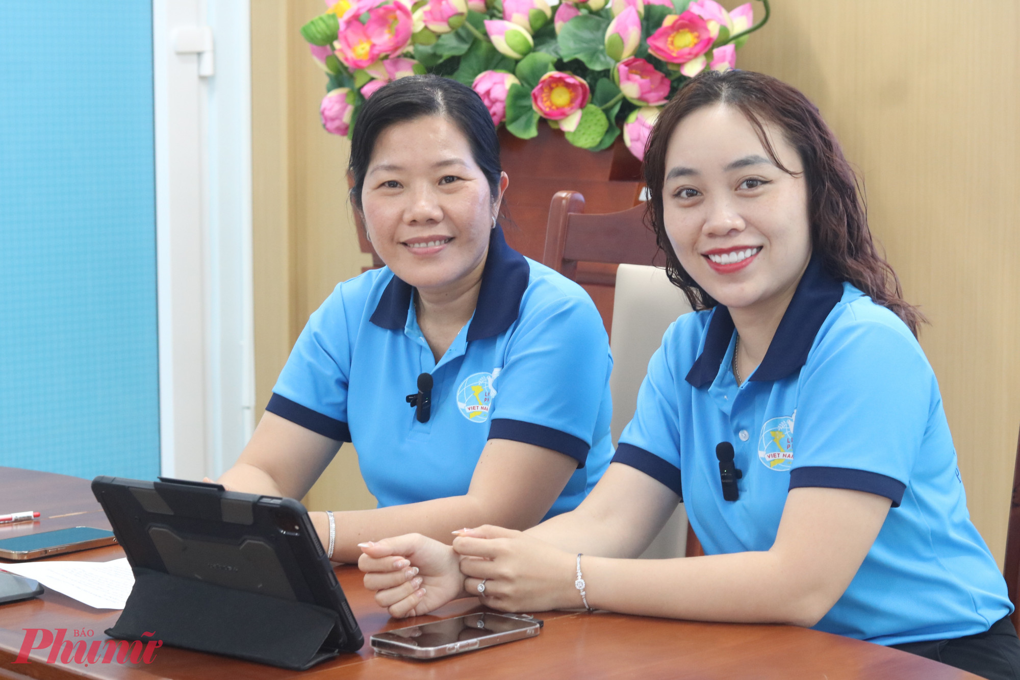 2 thành viên ban biên tập trực tiếp góp giọng trong 2 kỳ phát thanh đầu tiên là bà Phạm Thị Mộng Hằng – Phó chủ tịch thường trực Ủy ban MTTQ, Chủ tịch Hội LHPN phường Tân Thới Hiệp (bìa trái) và chị Nguyễn Võ Tuyết Hồng – Chi hội trưởng Chi hội Phụ nữ khu phố 25 - Ảnh: Mẫn Nhi