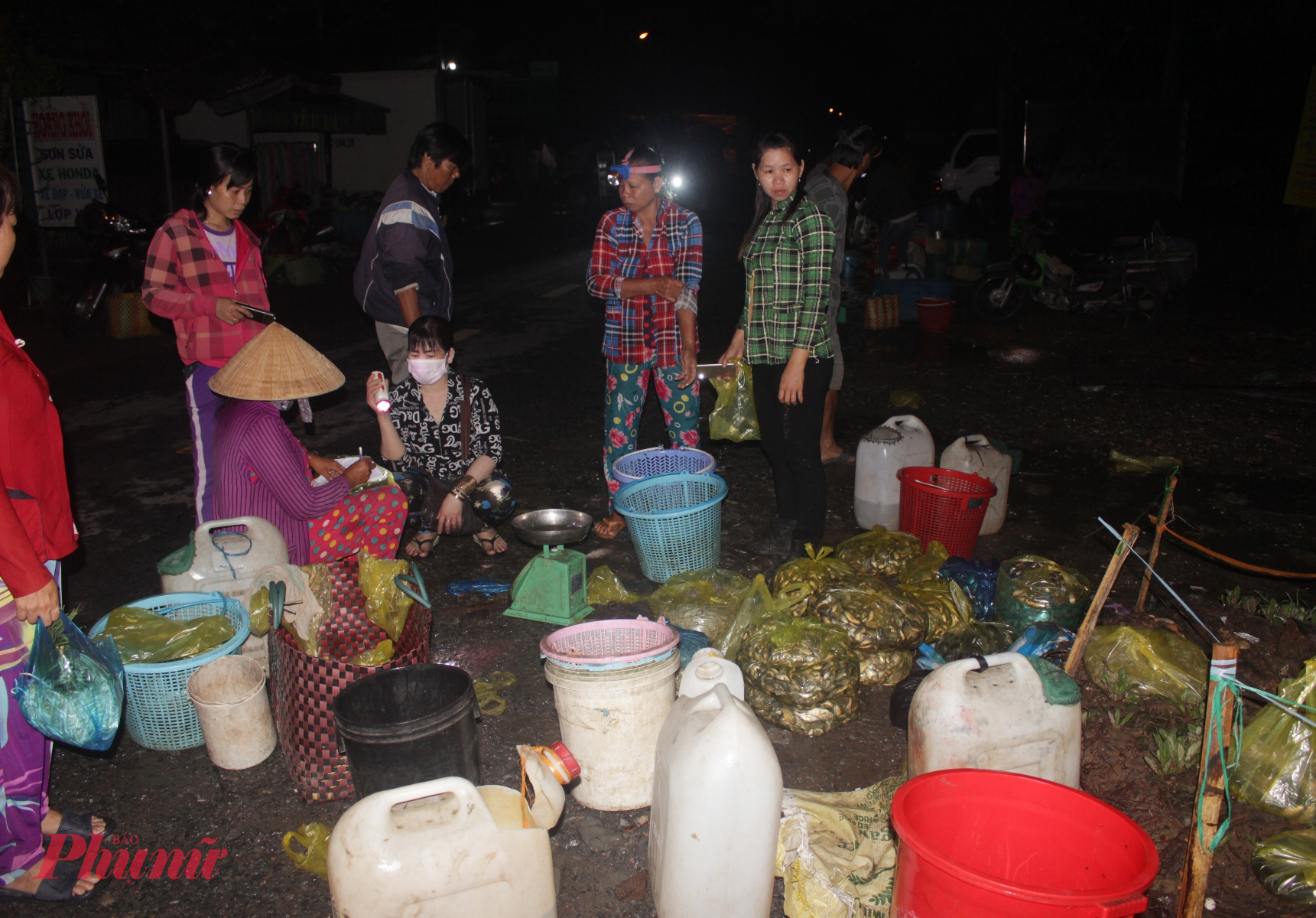 Ngay từ tờ mờ sáng, người dân đã họp chợ trên những tuyến đường.