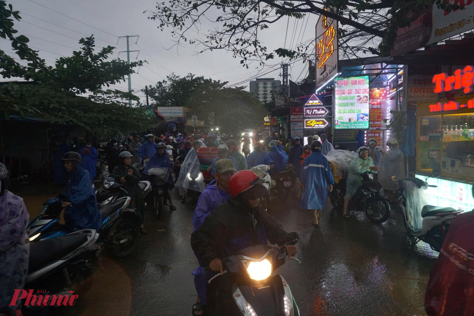 Thời điểm mưa ngập trùng với giờ đi làm buổi sáng khiến giao thông qua khu vực tê liệt, hàng loạt phương tiện ùn ứ.