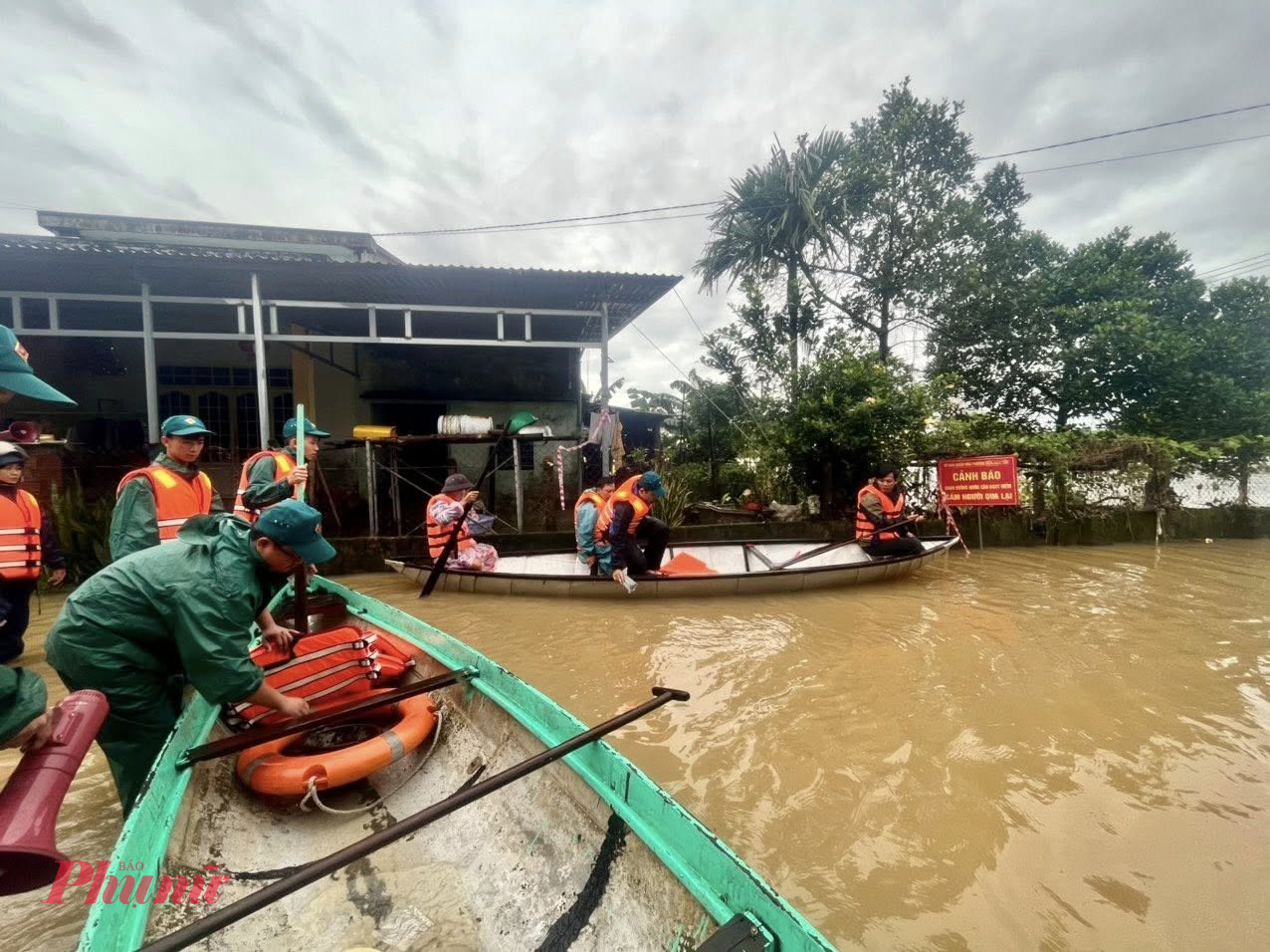 Các lực lượng đang đi vào vùng ngập sâu để sơ tán trước những người già yếu, ốm đau, trẻ nhỏ.