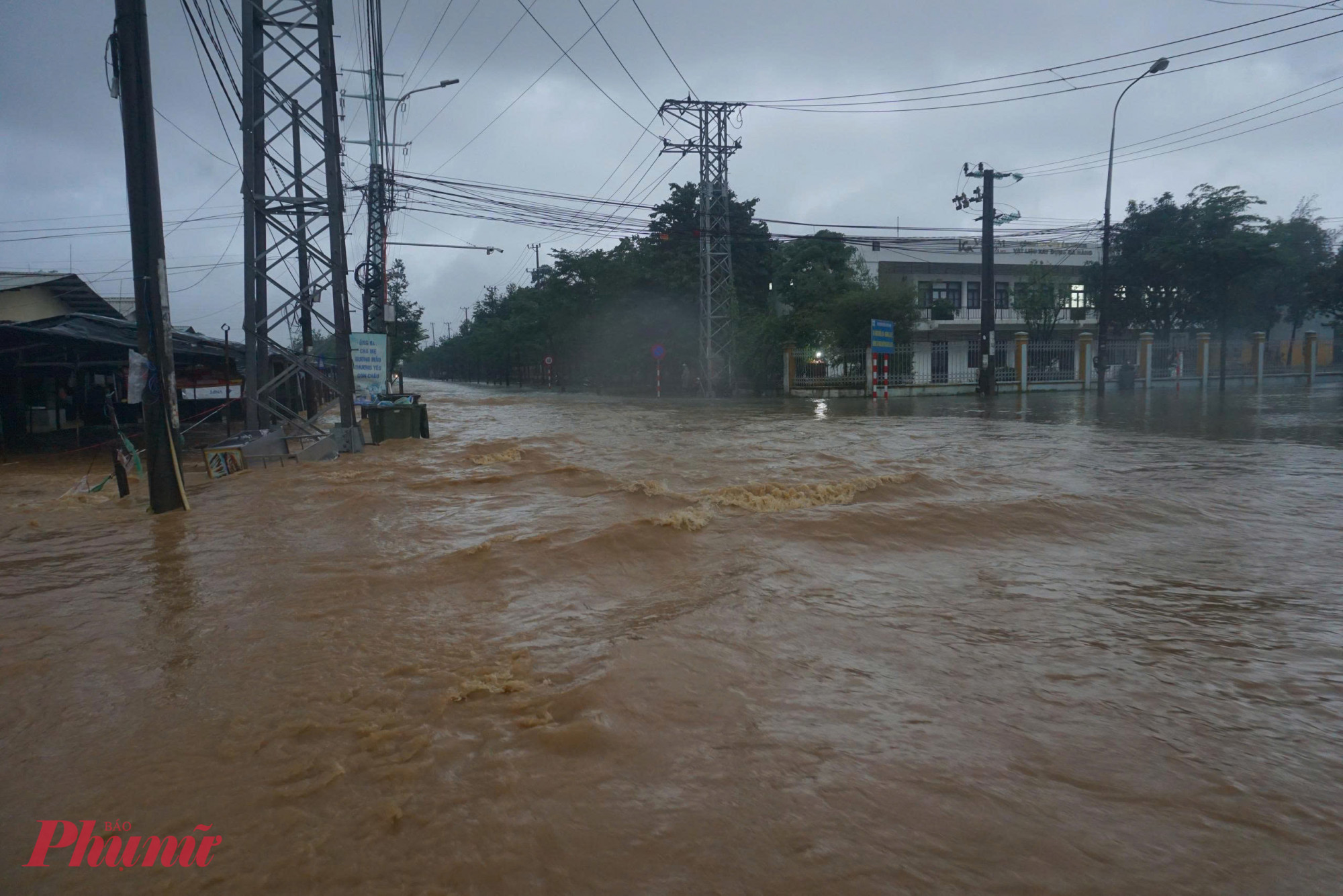 Nhiều tuyến đường trung tâm phường Liên Chiểu như Âu Cơ, Đồng Kè, đường số 4, Tôn Đức Thắng đoạn gần bến xe…chìm trong nước.