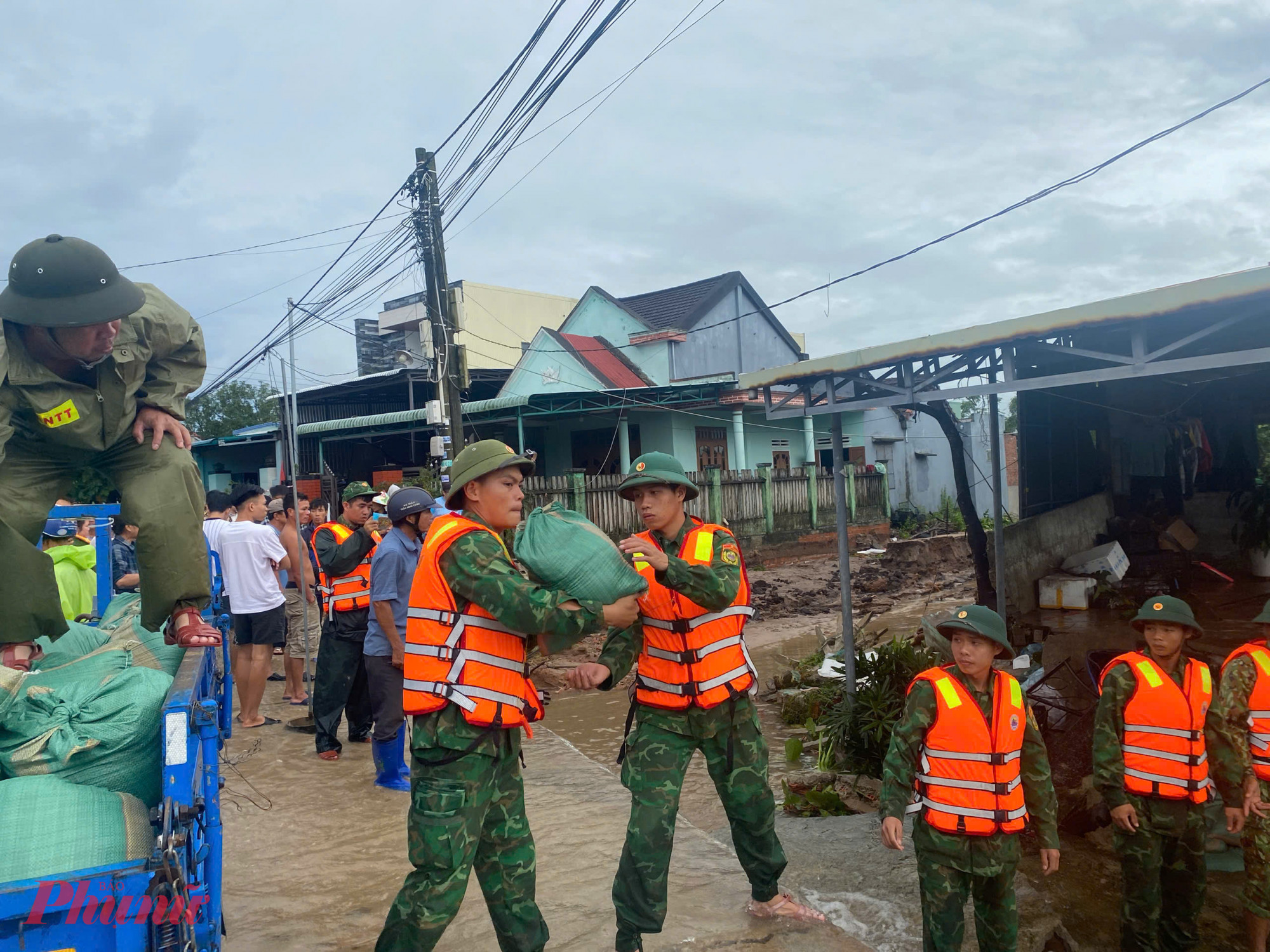 Đồn Biên phòng Bình Minh bố trí 12 cán bộ, chiến sĩ phối hợp lực lượng công an, quân sự địa phương giúp nhân dân khắc phục hậu quả lũ lụt.