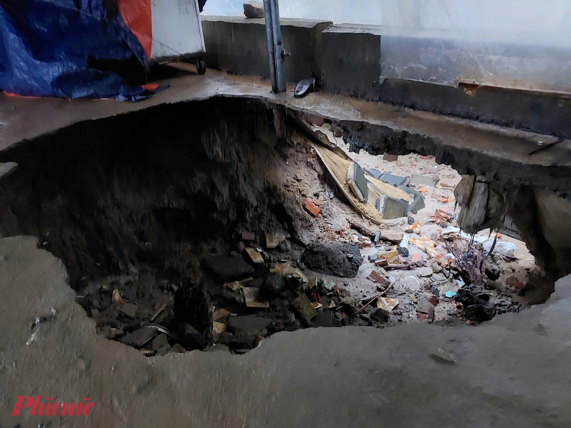 Đất, cát, gạch đá bị cuốn tràn xuống khuôn viên, tiềm ẩn nguy cơ mất an toàn cho cư dân sinh sống tại đây.