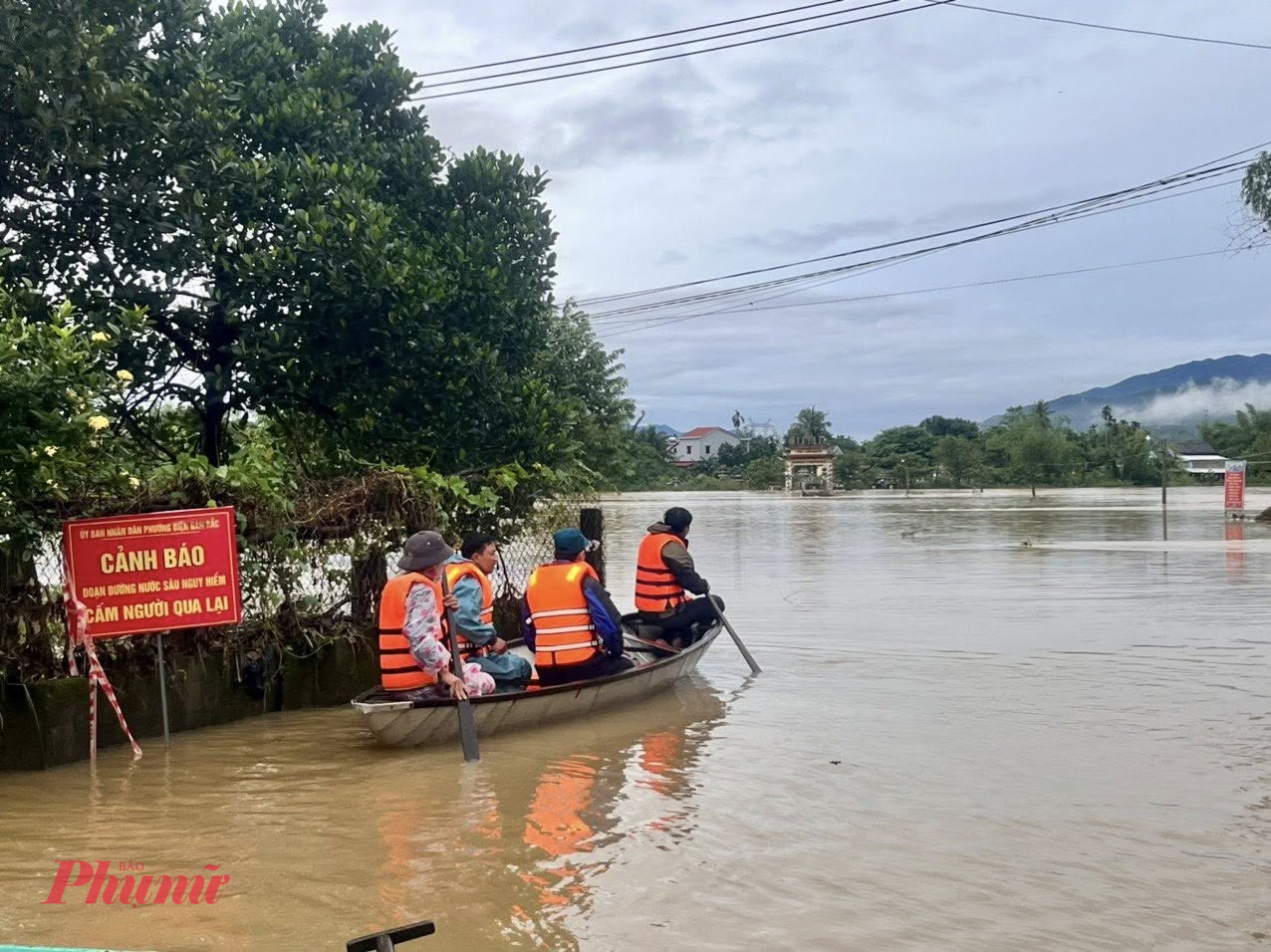 Nước lên rất nhanh, sáng nay, đội xung kích phòng chống thiên tai phường Điện Bàn Bắc sơ tán dân xóm Bắc thuộc tổ dân phố Xuân Diệm.