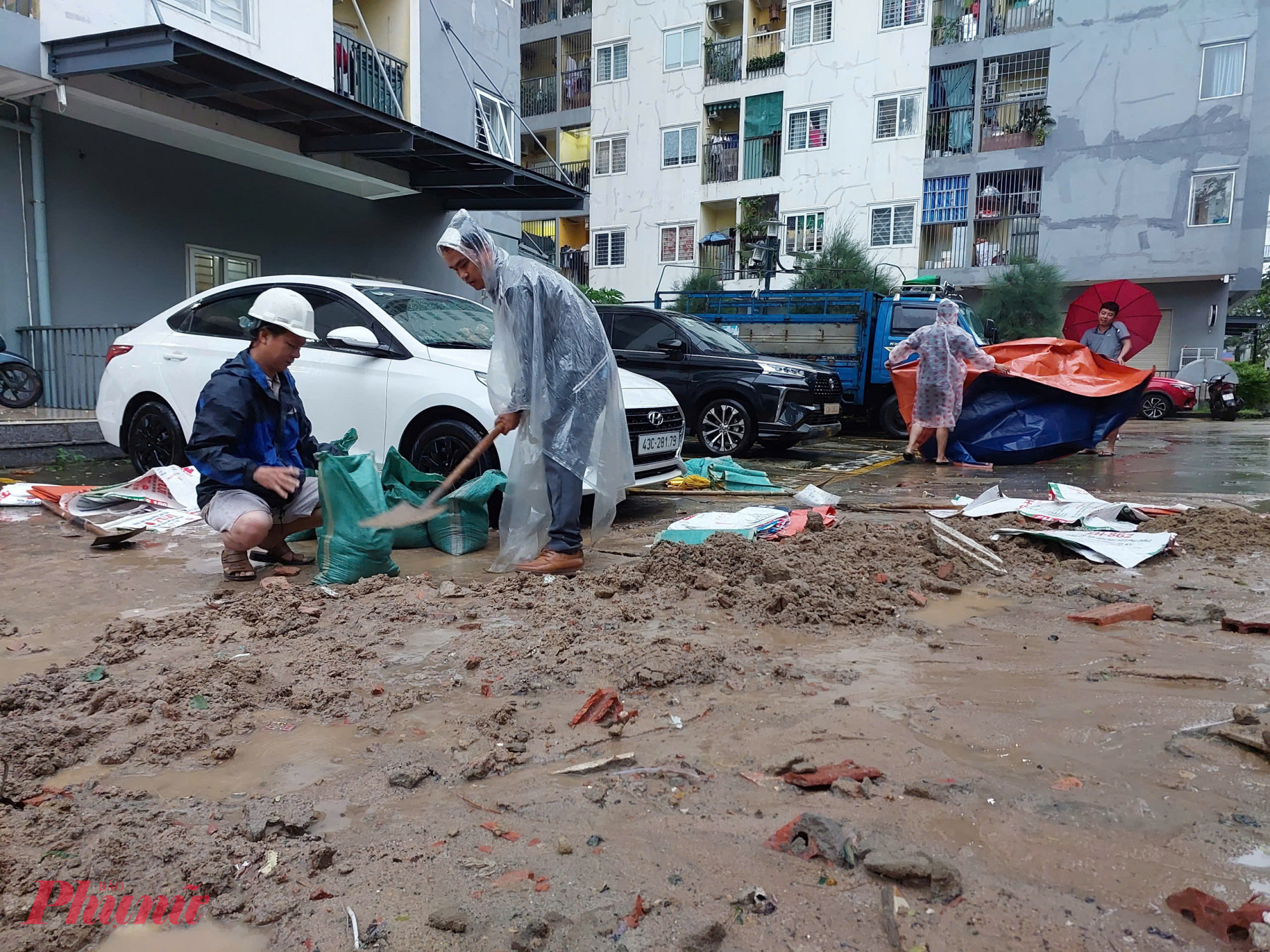 Dòng nước lũ từ đường Âu Cơ đổ mạnh xuống khu vực chung cư nhà ở xã hội Hòa Khánh phía dưới đã làm sụp phần mái taluy sát bên tòa nhà B1.