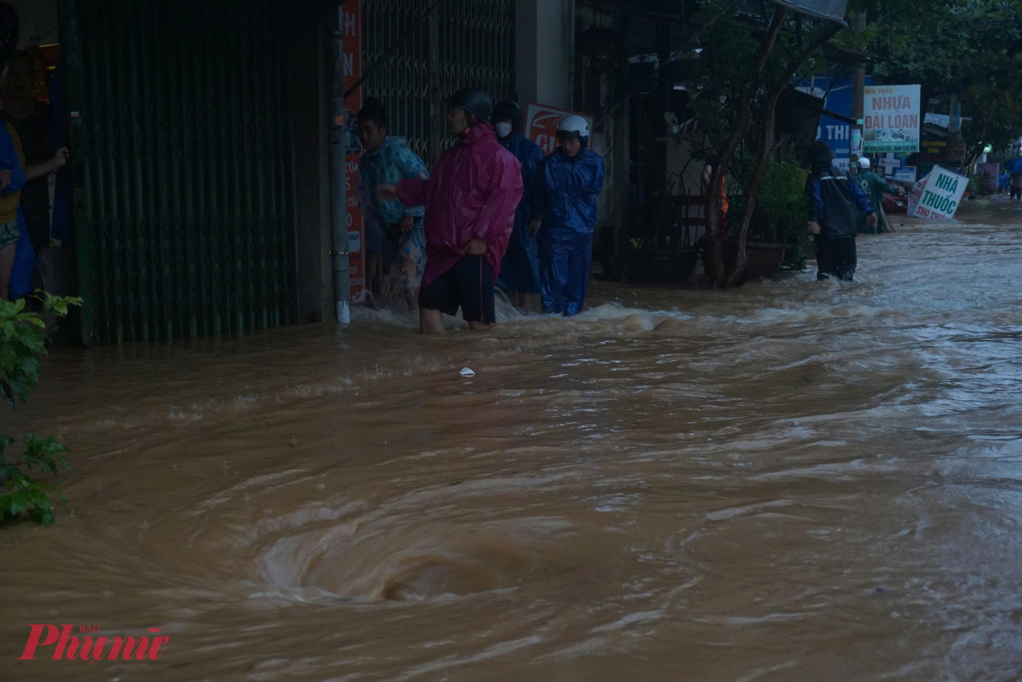 Có nơi ngập hơn 0,5m và xuất hiện dòng xoáy nguy hiểm.