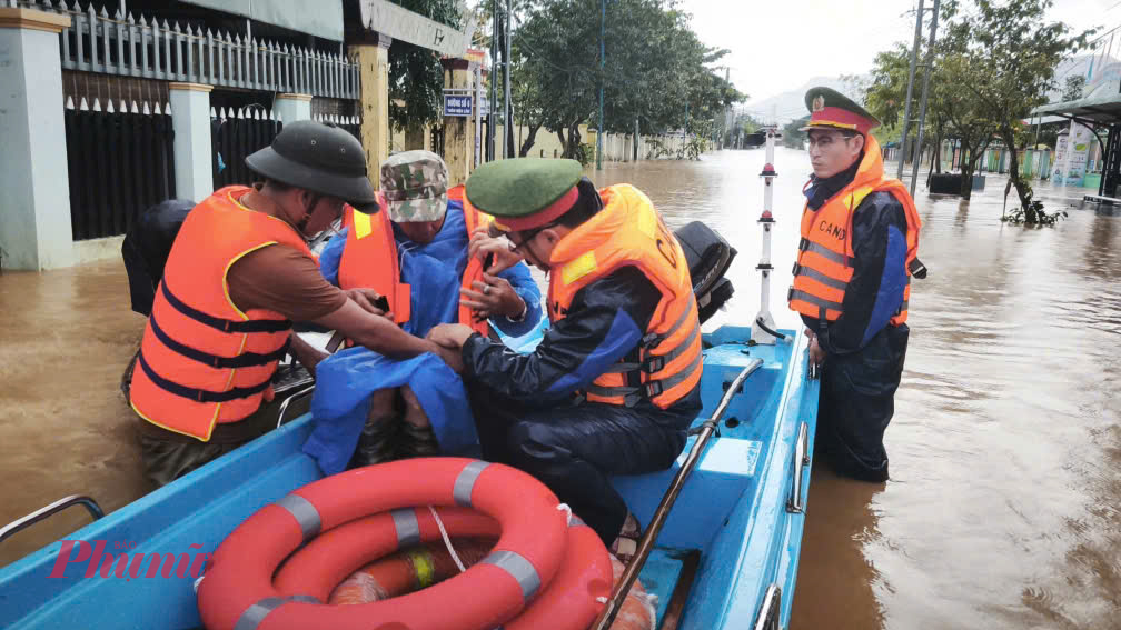 Ngay khi nhận tin, Công an xã đã khẩn trương huy động lực lượng, điều ca nô vượt lũ đưa bệnh nhân đến Trạm Y tế vùng A để cấp cứu kịp thời.