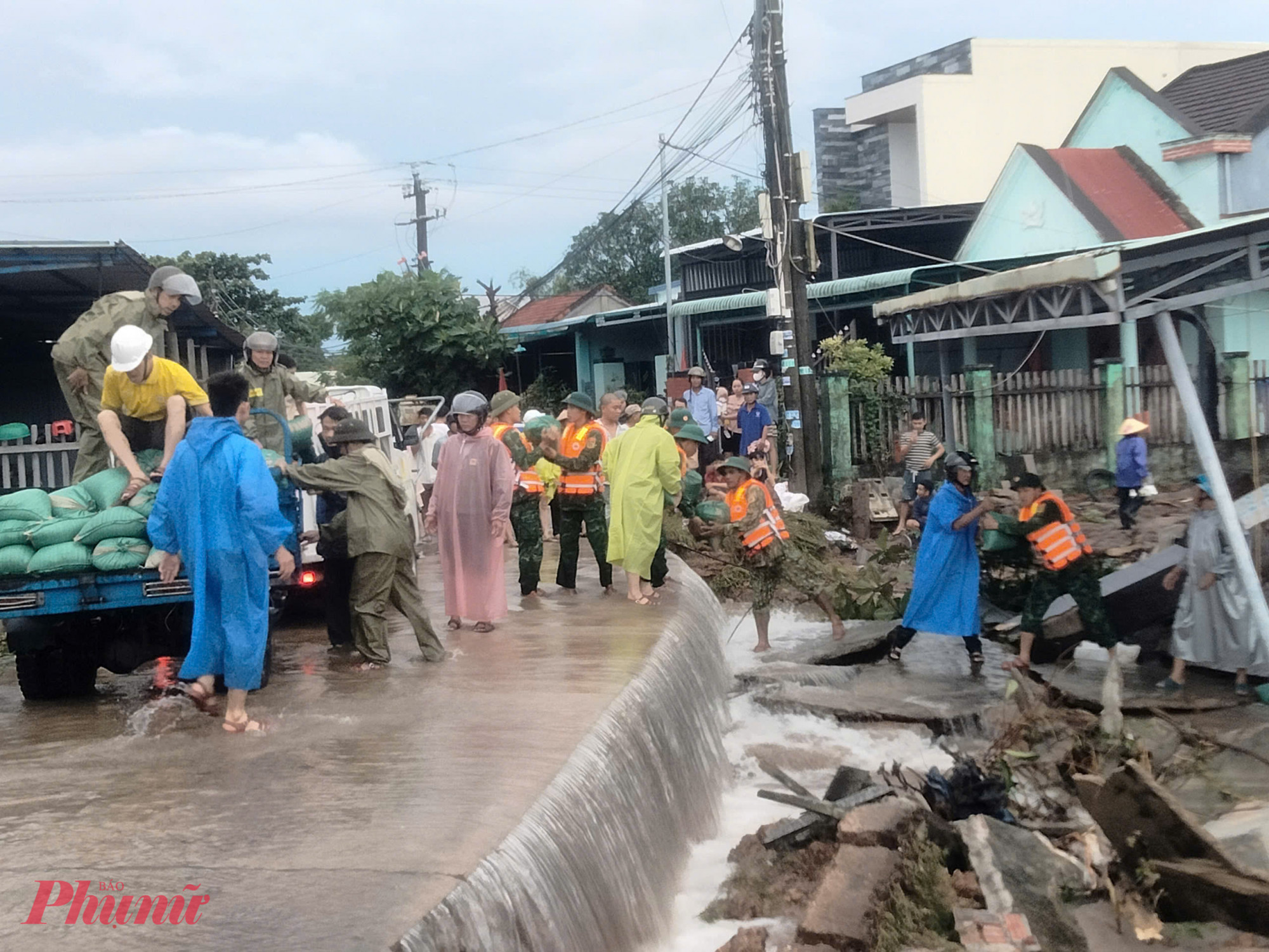 Cũng trong sáng nay, do mưa lớn, nước chảy xiết làm sạt lở nhà ở của 5 hộ dân và đường liên thôn thuộc xã Thăng Trường (xã Bình Sa trước đây).