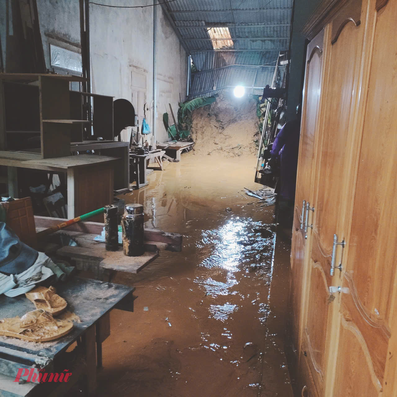 Xã Thạnh Mỹ cũng vừa báo cáo gấp vụ sạt lở lúc rạng sáng 3/11, ảnh hưởng 3 hộ dân tại tổ 5, thôn Thạnh Mỹ 2, xã Thạnh Mỹ.