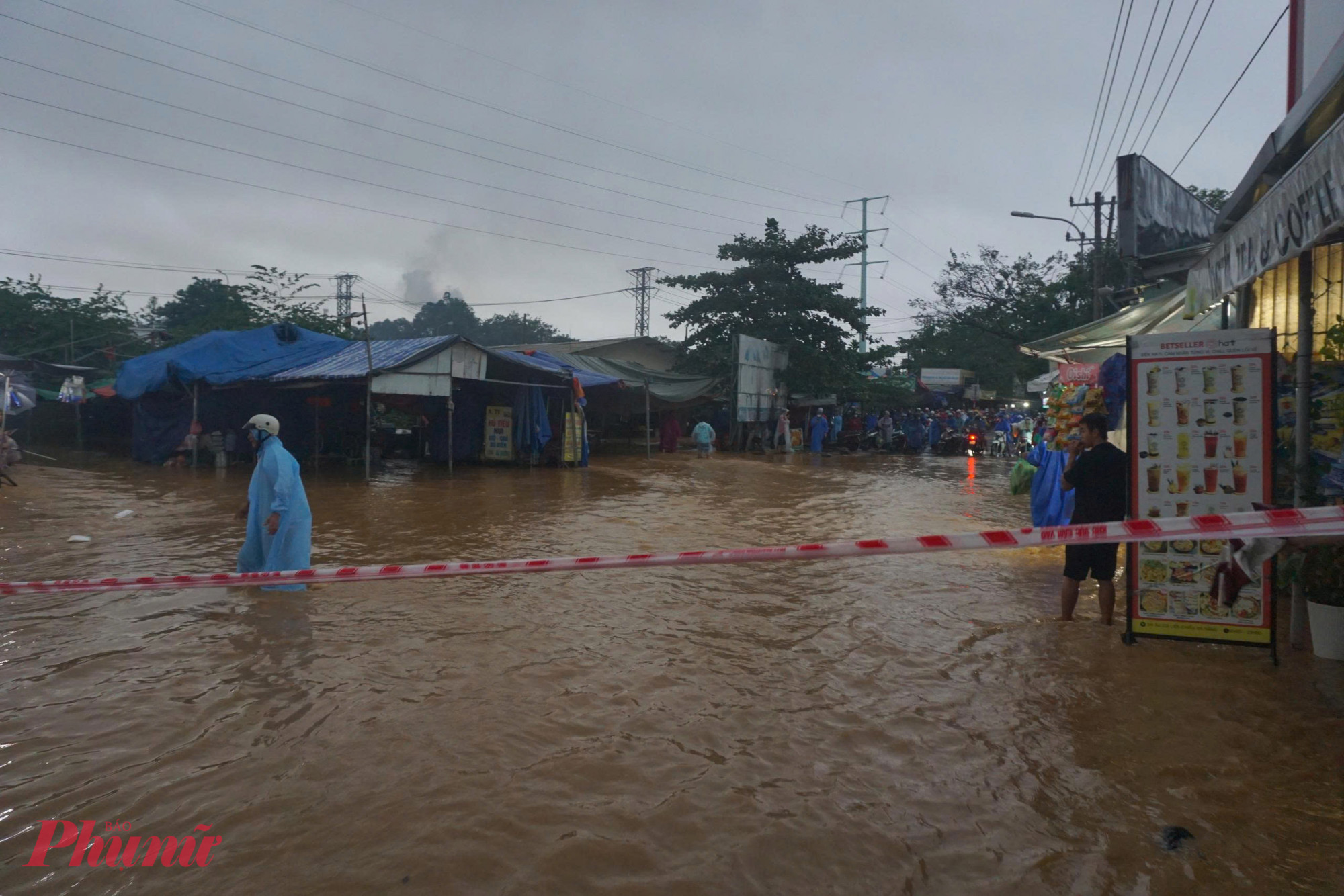 Tại đường Âu Cơ, nước từ khu vực núi đổ xuống cuồn cuộn, tạo thành dòng chảy xiết.