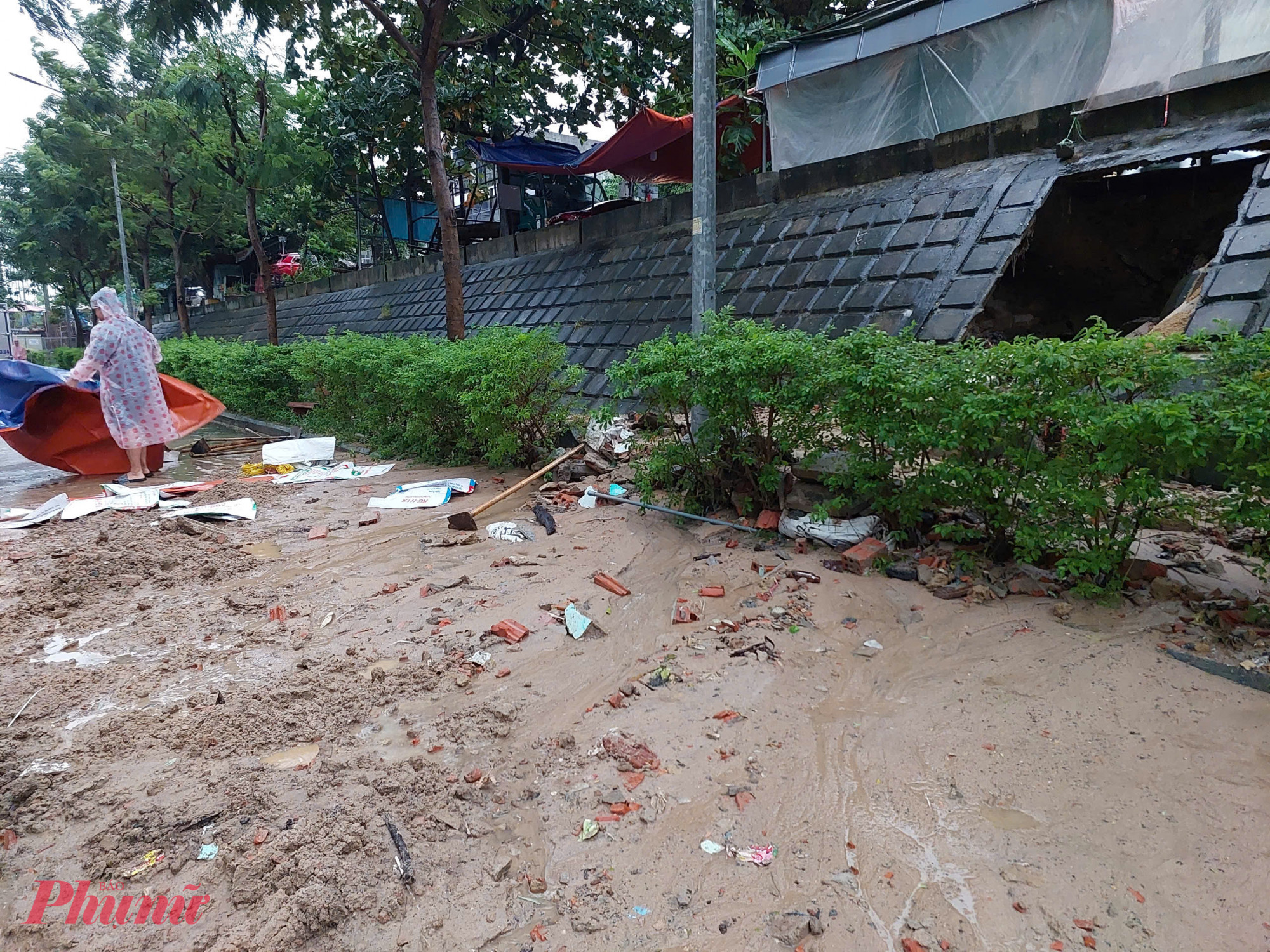 Lực lượng chức năng đã có mặt, phong tỏa khu vực sụp taluy và gia cố tạm thời bằng bao cát để ngăn sạt lở lan rộng.