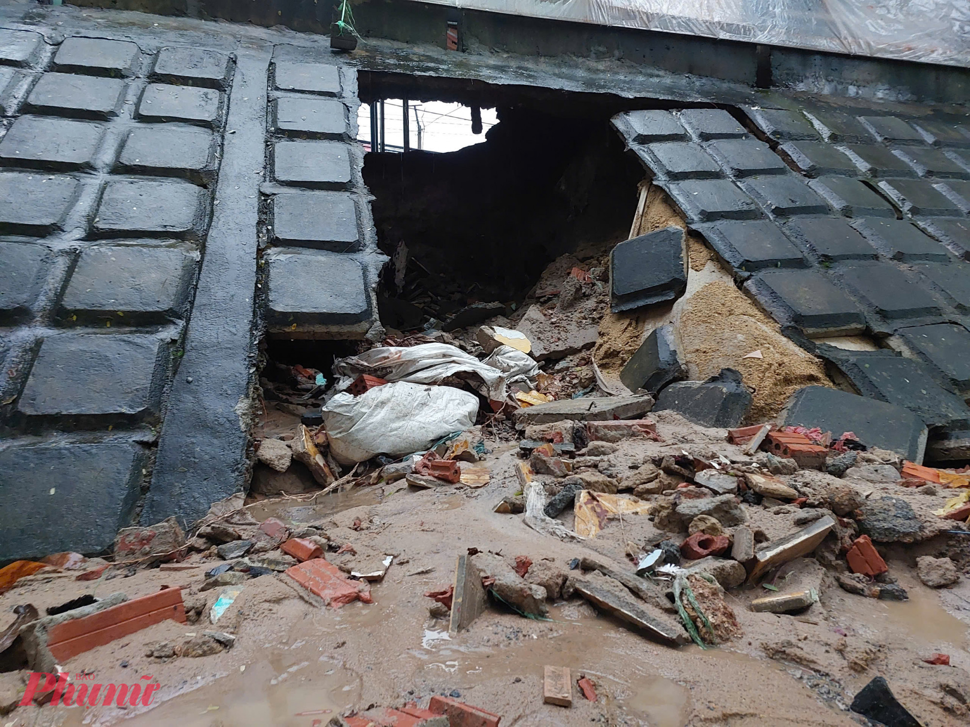Hố sâu hơn 2m, rộng khoảng 2m.