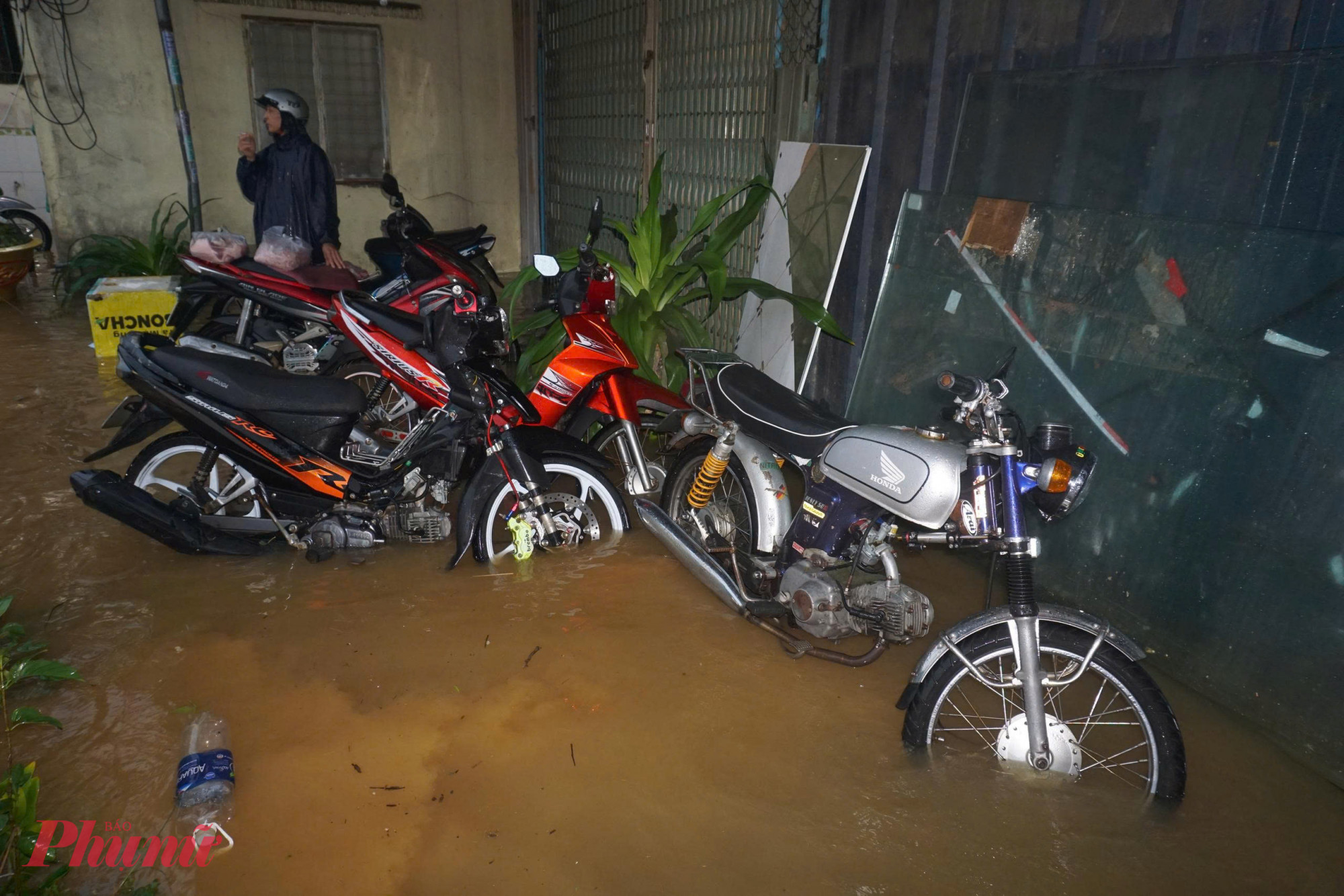 Nhiều ô tô, xe máy chết máy giữa đường.