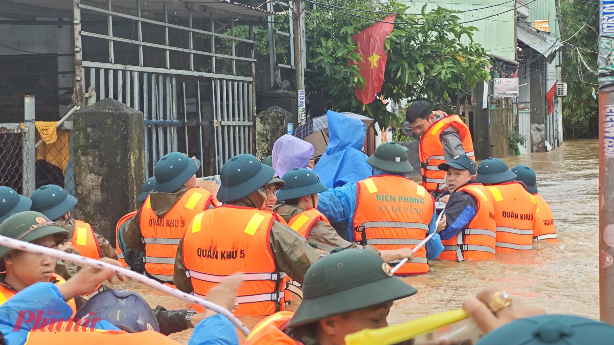 Sáng nay Đồn Biên phòng Hải Vân đã huy động quân giúp nhân dân di dời người, tài sản tránh lũ lụt đến vị trí an toàn.