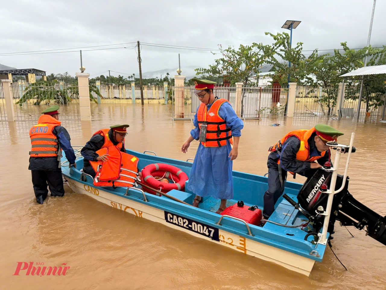 Cụ thể, vào lúc 6g30 sáng cùng ngày, Công an xã Thượng Đức nhận được tin báo từ Trạm Y tế xã Đại Hưng về trường hợp ông Nguyễn Thành Tuấn (sinh năm 1961, trú thôn Trung Đạo) có dấu hiệu đột quỵ, huyết áp tăng cao, trong khi trạm y tế không có bình ôxy để hỗ trợ cấp cứu.
