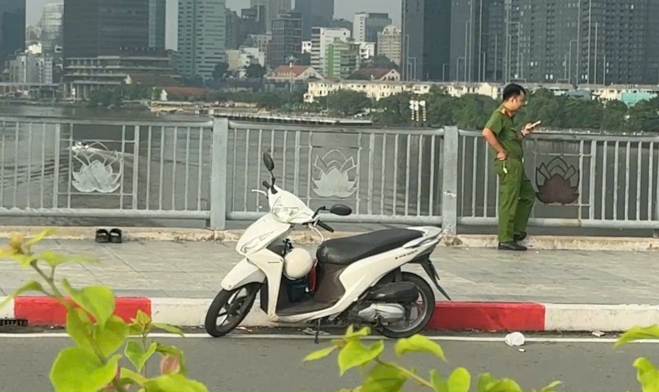 Xe máy của nam sinh để lại trên cầu. Ảnh: A.X.