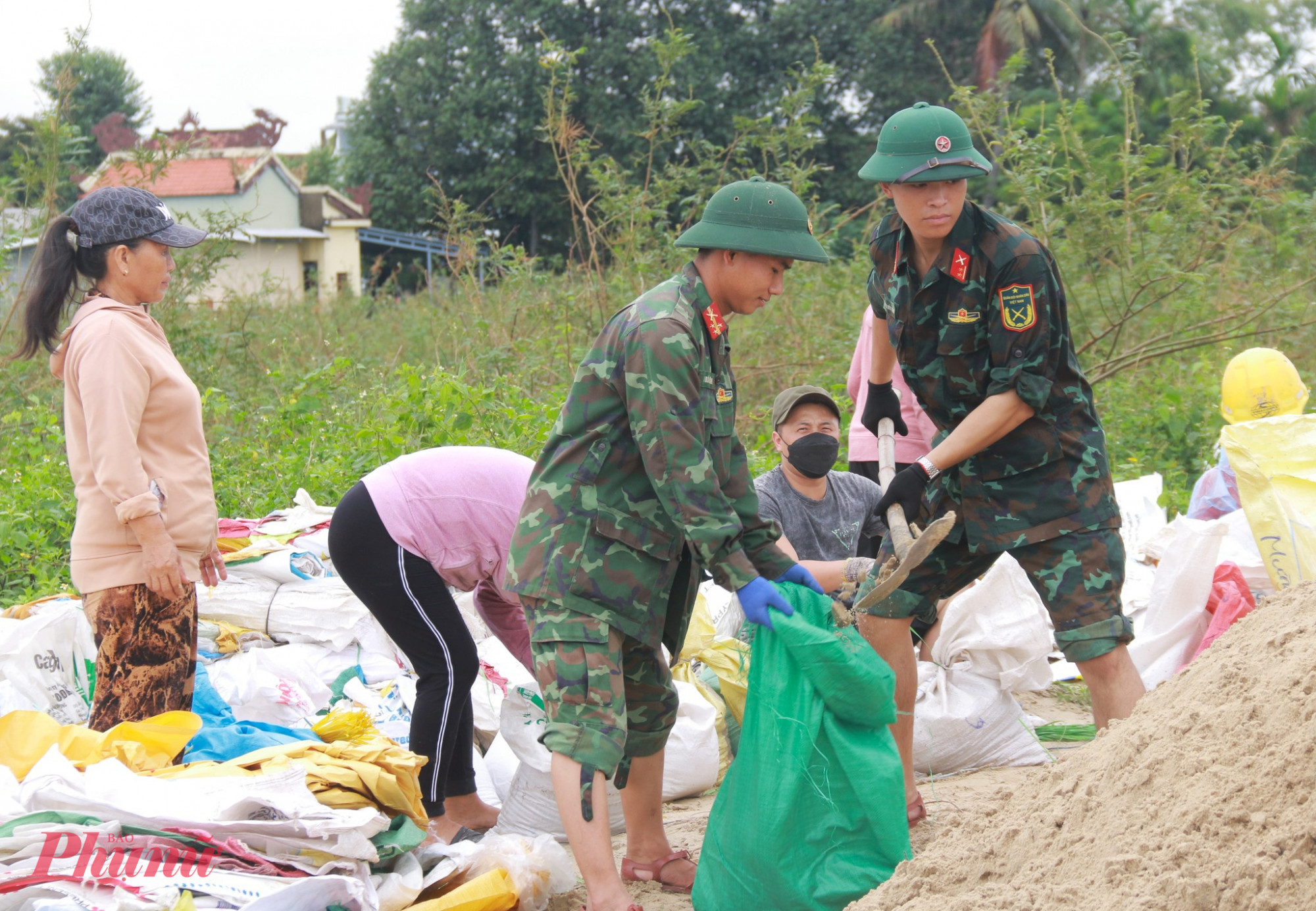 Bờ kè An Lương ở cửa sông Thu Bồn sạt lở nghiêm trọng; nhiều ngày qua quân và dân căng mình khắc phục