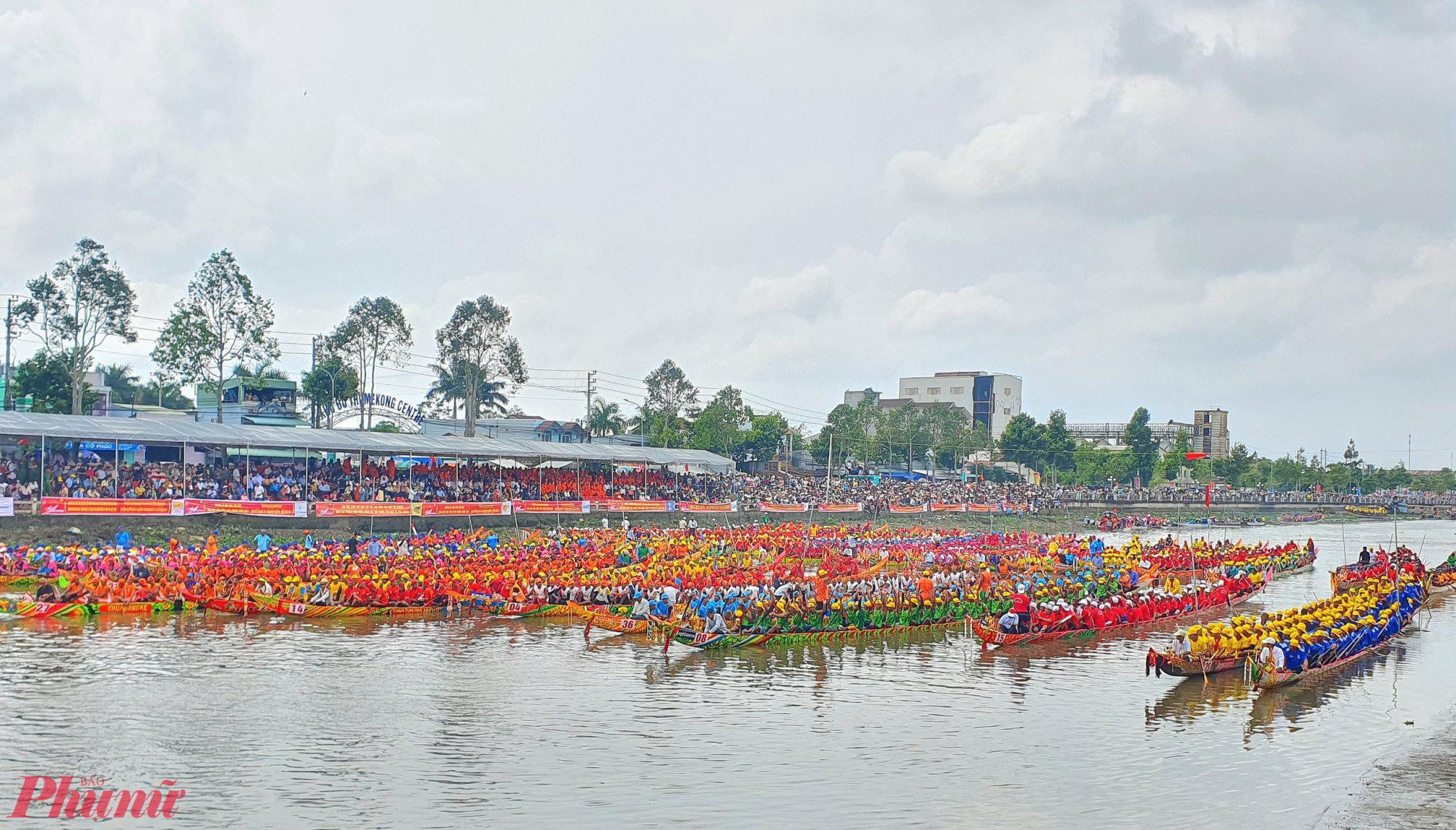 Đua ghe ngo hàng năm luôn thu hút rất đông người dân các tỉnh thành ĐBSCL và du khách các nơi đến xem, cổ vũ. Ảnh: Trung Phạm