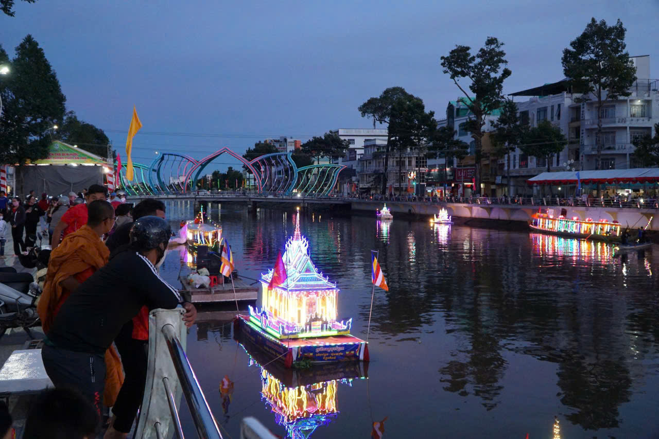 TP Cần Thơ tổ chức trình diễn thả đèn nước và ghe Cà Hâu với 20 ghe tham gia, trong đó 16 ghe thả đèn nước