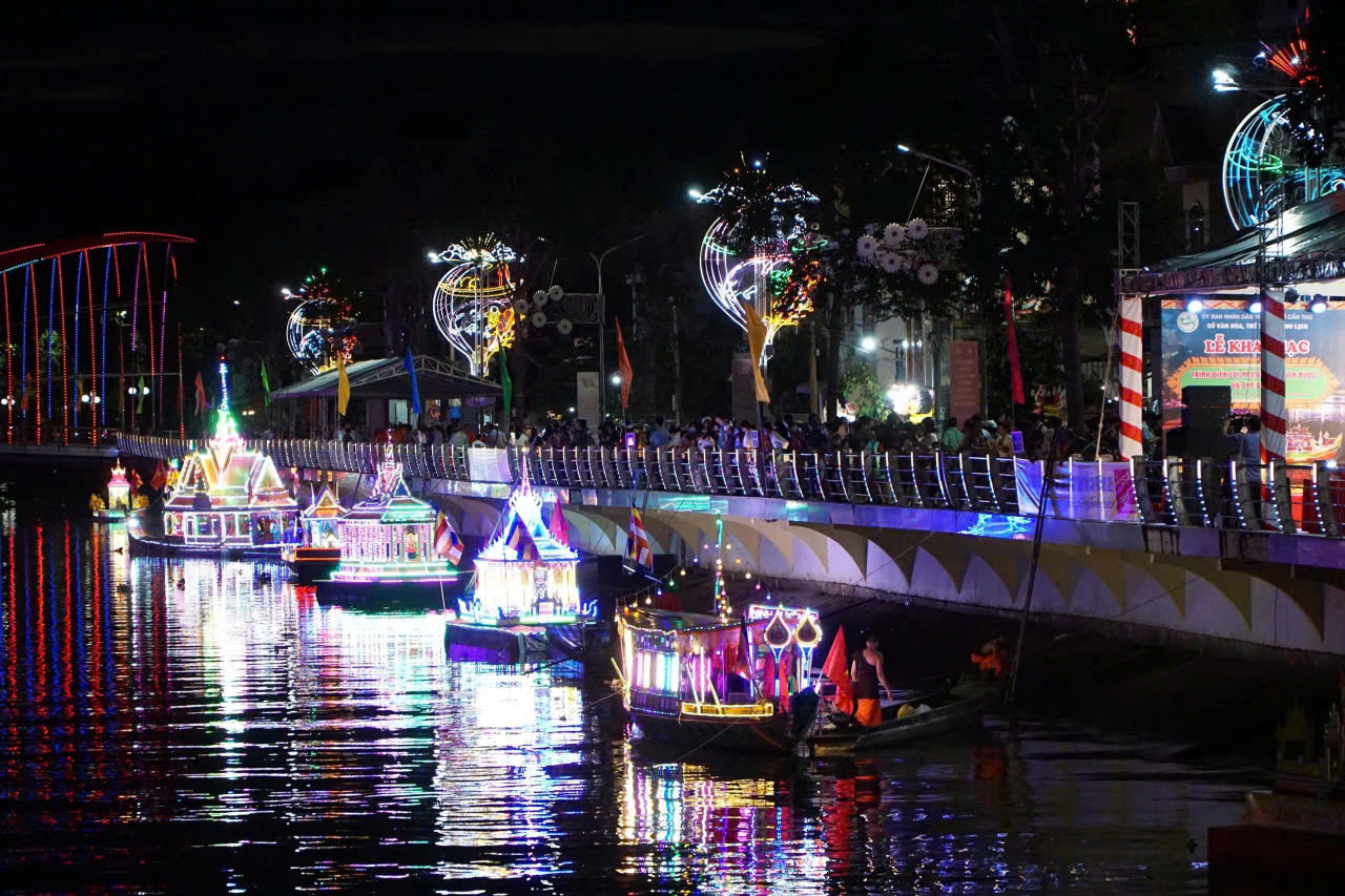 TP Cần Thơ trình diễn thả đèn nước và ghe Cà Hâu của đồng bào Khmer