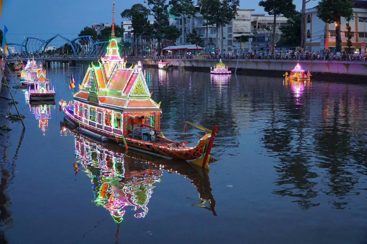 Trình diễn ghe Cà Hâu của bà con Khmer... Ảnh: Văn Dương