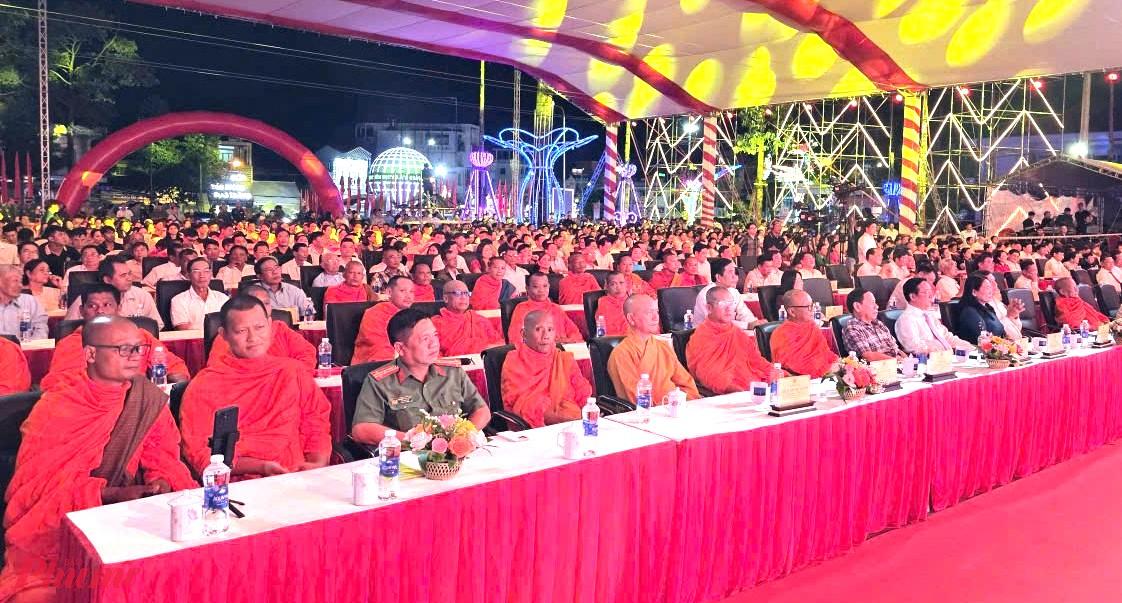 Các đại biểu tham dự đêm khai mạc lễ hội... Ảnh: Trung Phạm