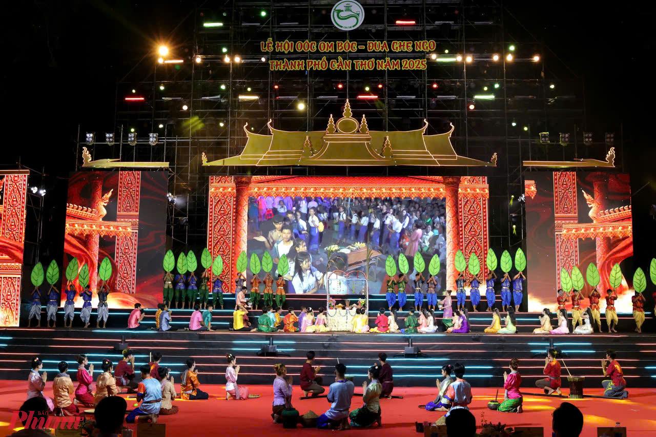 Chương trình nghệ thuật tại đêm khai mạc lễ hội… Ảnh: Trung Phạm