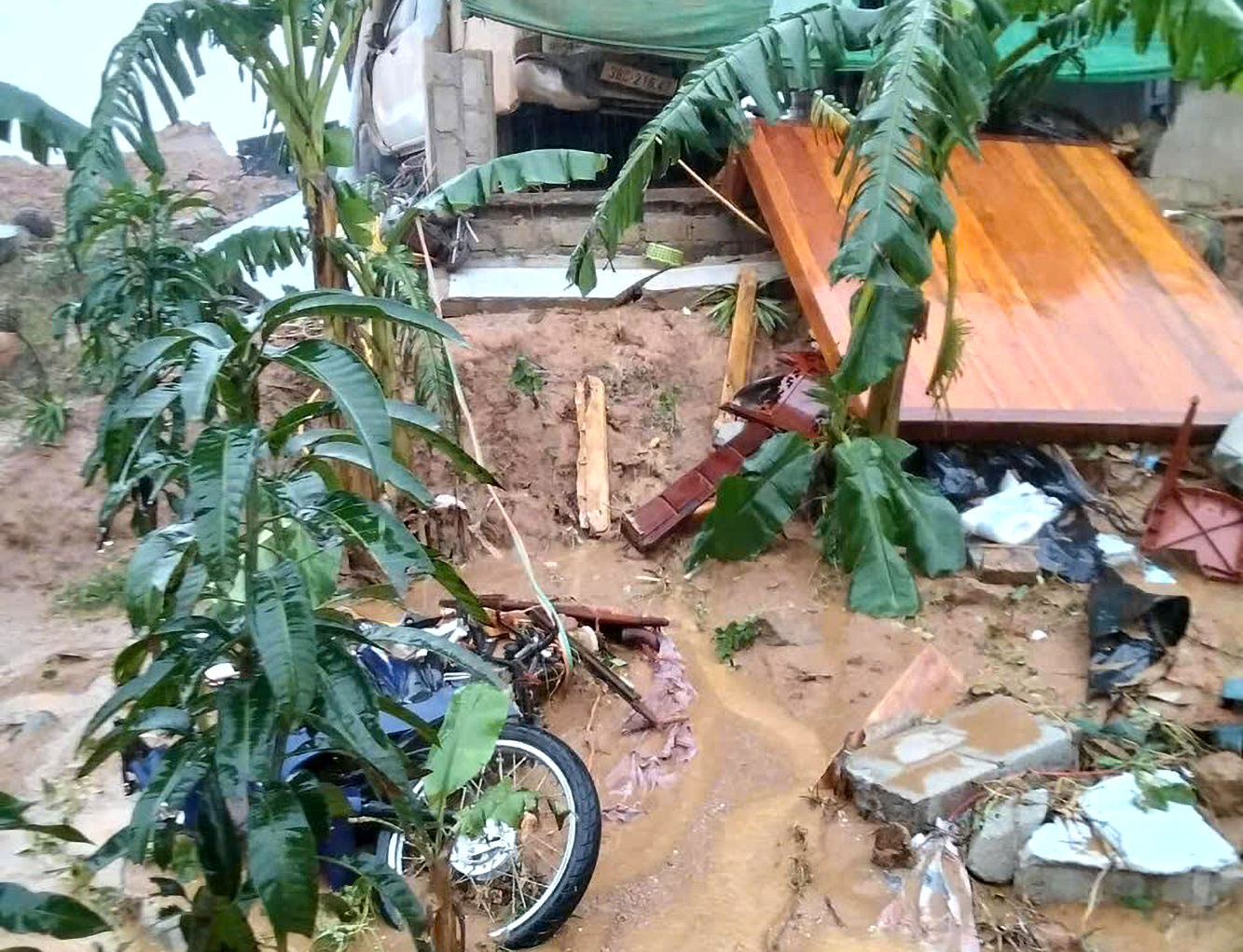 Nhiều tài sản của người dân bị vùi lấp, hư hỏng - Ảnh: Khánh Trung