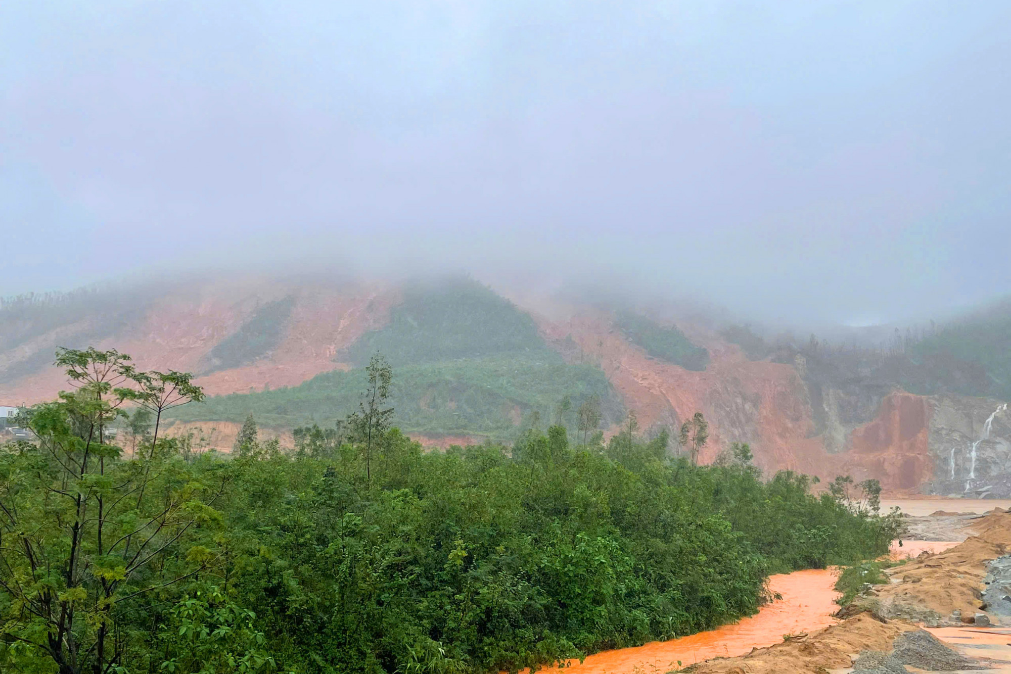 Núi Rú Rác sạt lở, đất đá tuôn chảy thành từng vệt lớn - Ảnh: Khánh Trung