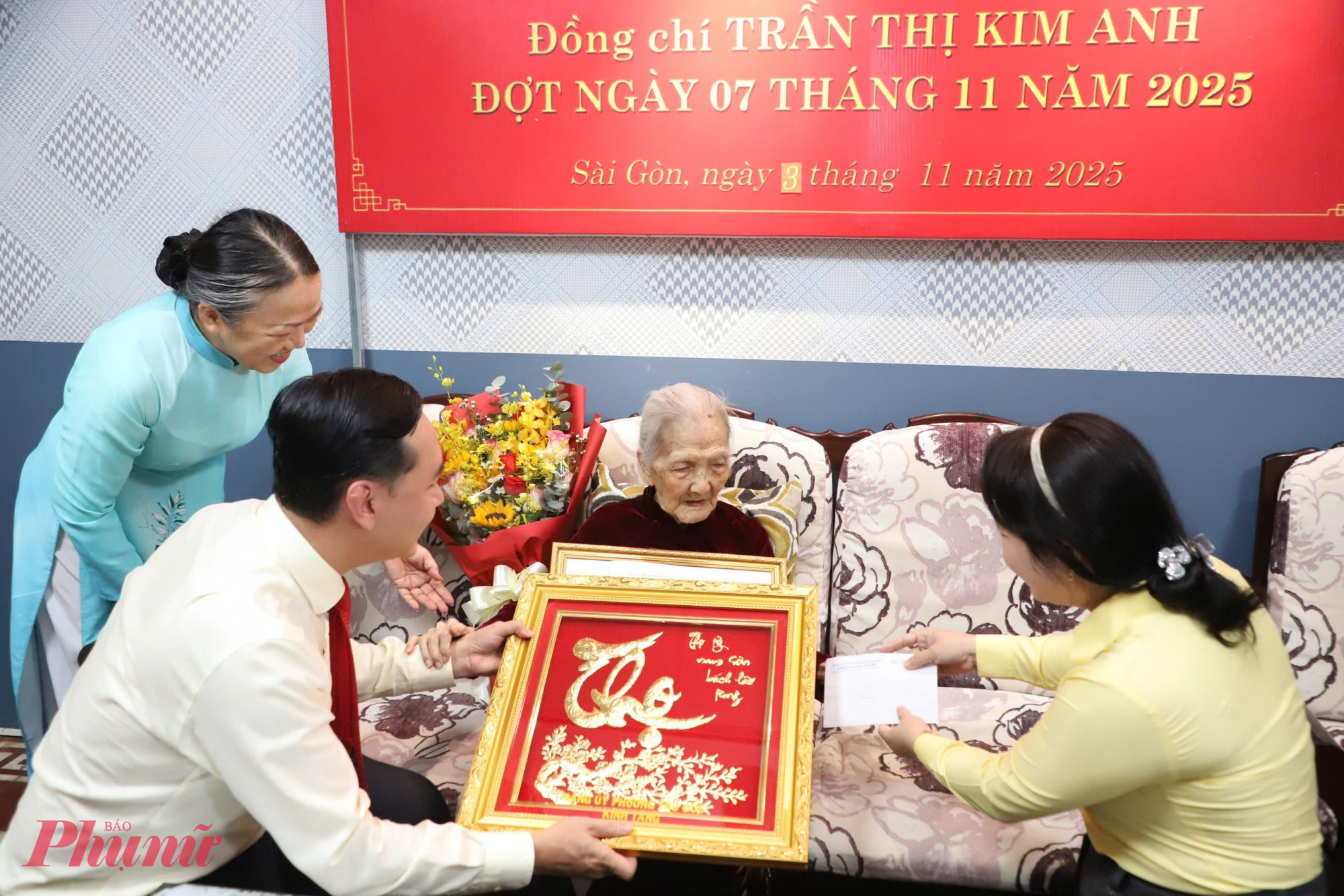 Các đồng chí lãnh đạo Thành phố gửi lời tri ân đến những đảng viên kiên trung, cống hiến trọn đời cho sự nghiệp cách mạng - Ảnh: Thanh Tâm