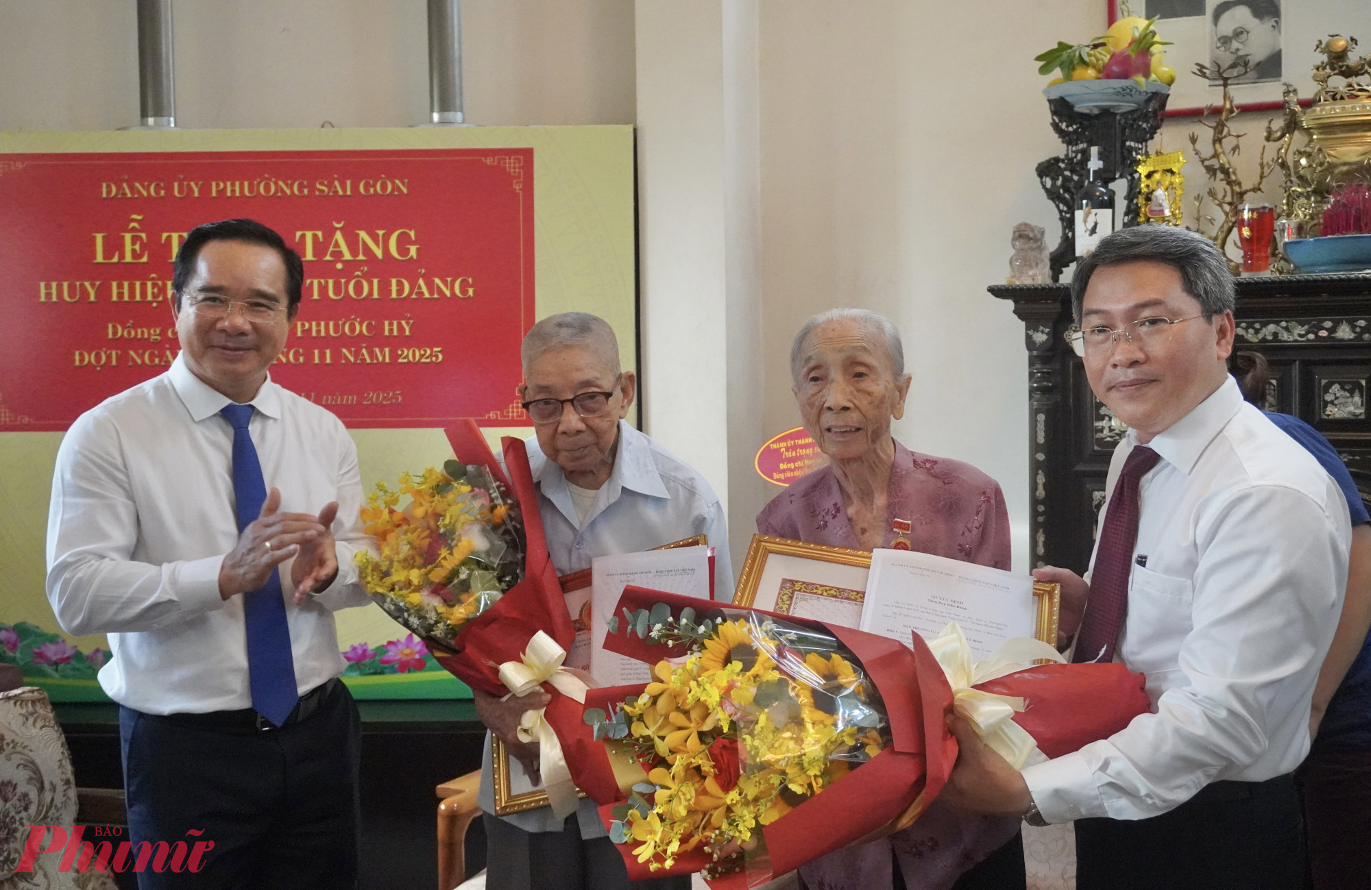 Lãnh đạo thành phố chúc mừng vợ chồng đảng viên lão thành Huỳnh Phước Hỷ - Trần Xuân Mai - Ảnh: Thanh Tâm