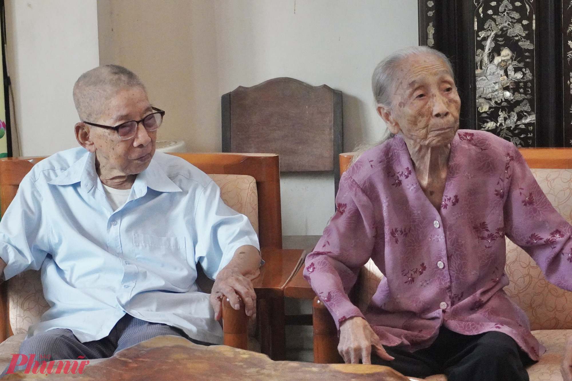 Ông Huỳnh Phước Hỷ với 80 năm tuổi Đảng và là vợ ông là bà Trần Xuân Mai 45 năm tuổi Đảng - Ảnh: Thanh Tâm