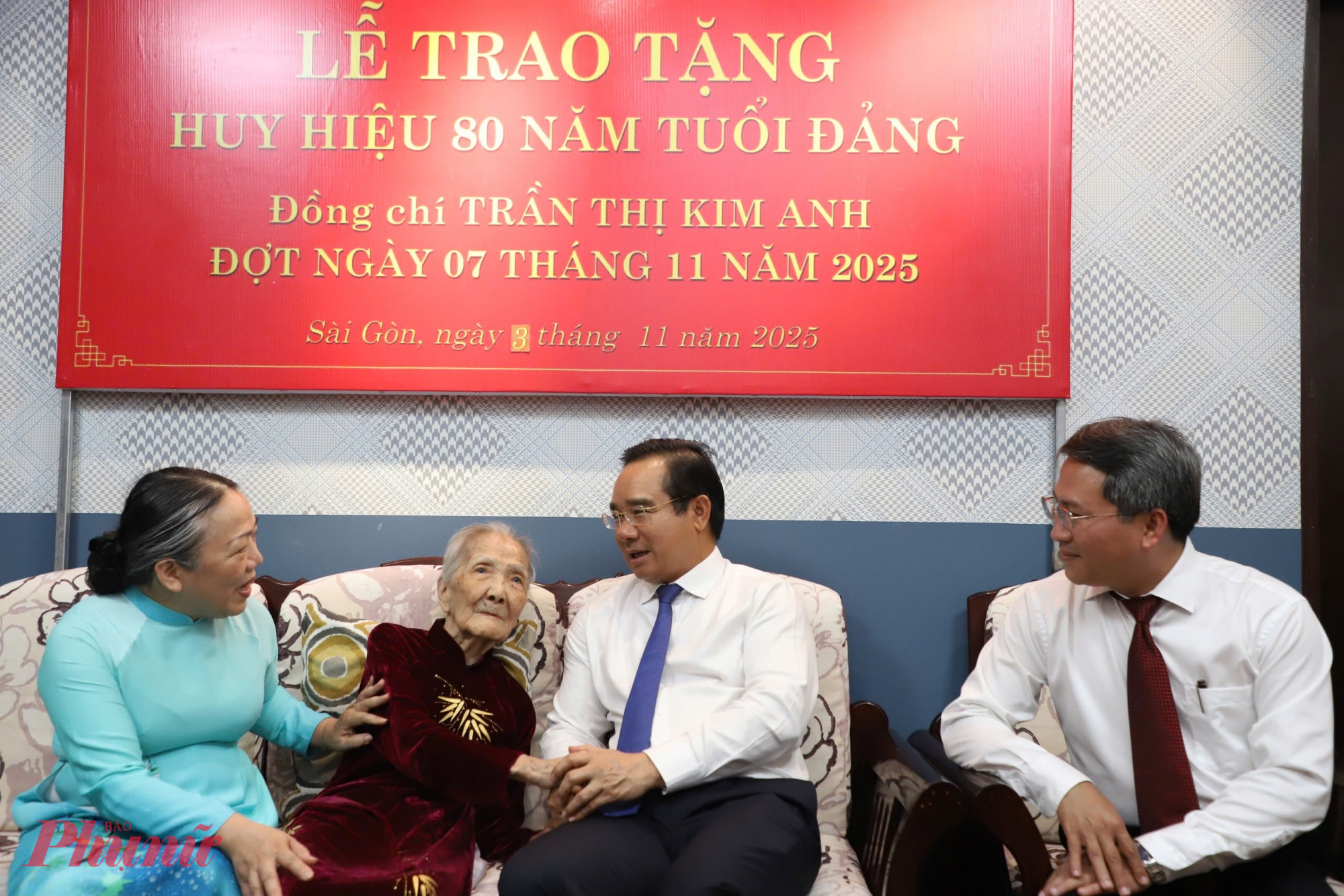 Lãnh đạo Thành phố thăm hỏi, chúc sức khỏe nữ đảng viên lão thành Trần Thị Kim Anh - Ảnh: Thanh Tâm