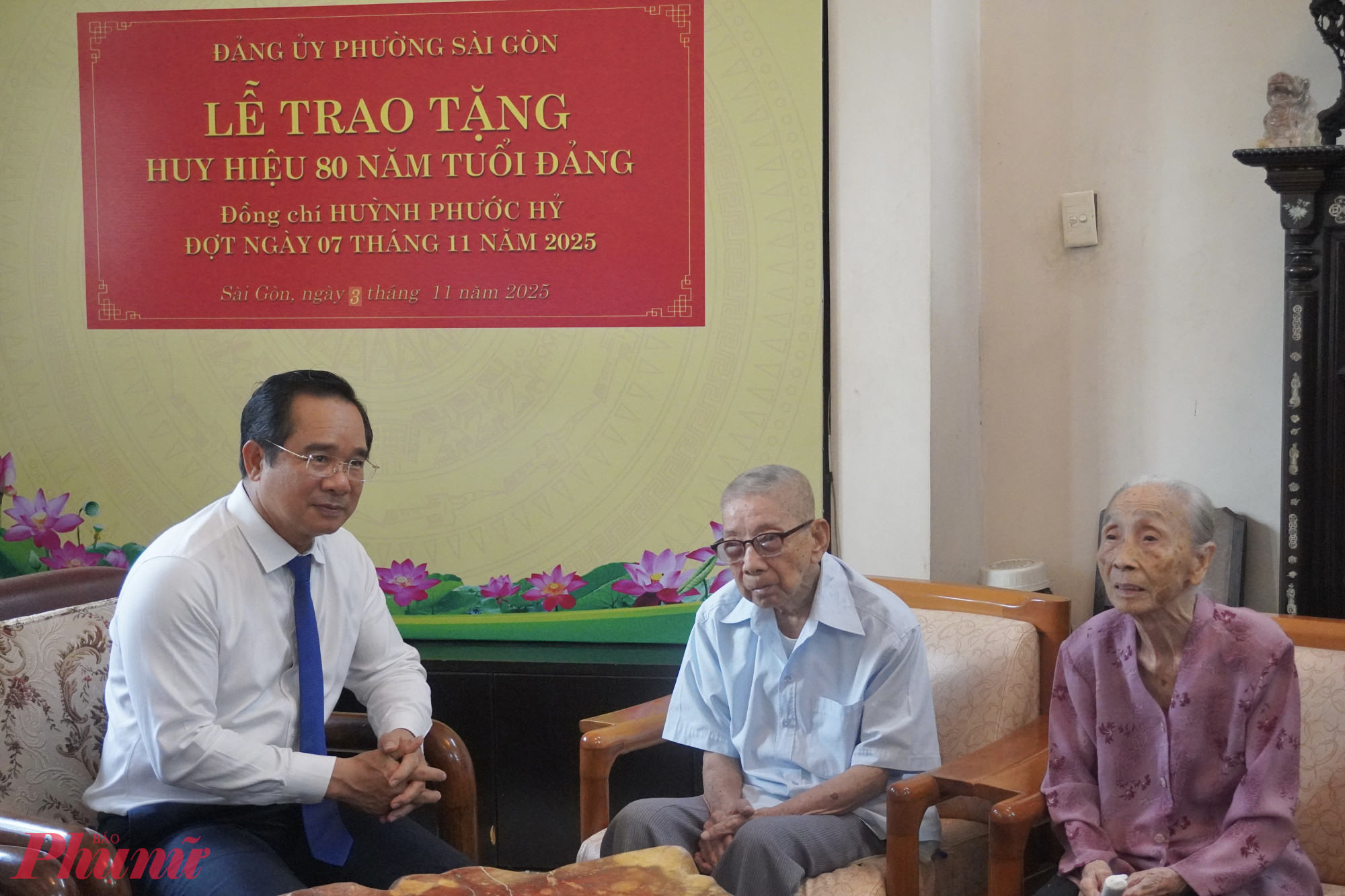 Chủ tịch UBND TPHCM Nguyễn Văn Được thăm hỏi, động viên vợ chồng ông Huỳnh Phước Hỷ và bà Trần Xuân Mai - Ảnh: Thanh Tâm