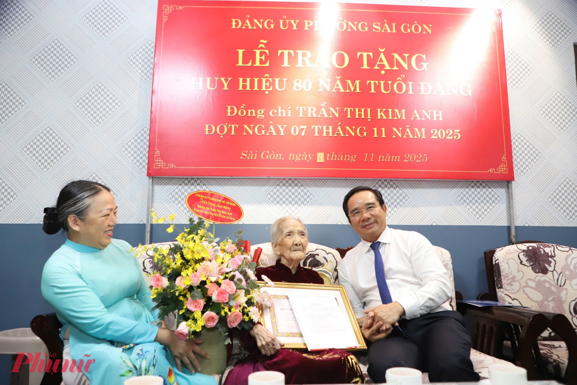 Chủ tịch UBND TPHCM Nguyễn Văn Được trao Huy hiệu 80 năm tuổi Đảng cho bà Trần Thị Kim Anh tại nhà riêng - Ảnh: Thanh Tâm