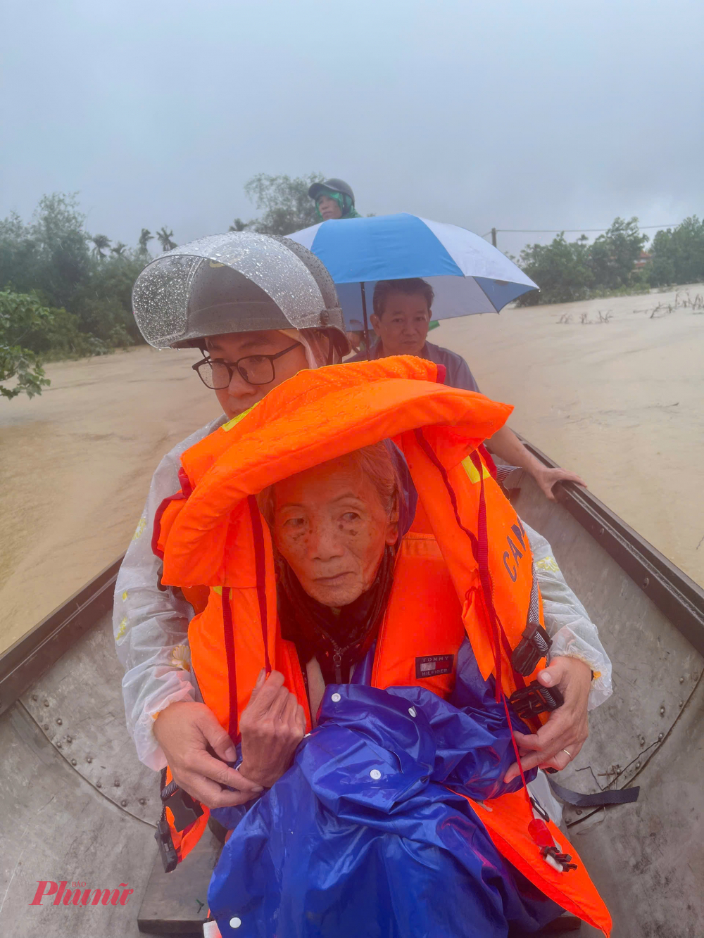 Tính đến sáng 3/11 mưa lũ đã làm 42 người chết và mất tích, trong đó 37 người chết (Quảng Trị: 7, thành phố Huế: 15, Đà Nẵng: 12, Lâm Đồng: 3); 5 người mất tích (Quảng Trị: 1, Đà Nẵng: 4) và 78 người bị thương (Đà Nẵng: 65, Huế: 1, Quảng Ngãi: 8, Quảng Trị: 4). Mưa lũ làm 103 ngôi nhà bị sập, cuốn trôi (thành phố Huế: 3, Đà Nẵng: 78, Quảng Ngãi: 22) và 451 nhà bị hư hỏng (thành phố Huế: 31; Đà Nẵng: 309; Quảng Ngãi: 92; Lâm Đồng: 19). Hiện còn 12.676 nhà bị ngập, trong đó Hà Tĩnh 5.377 nhà, Quảng Trị 3.695 nhà, thành phố Huế 2.841 nhà, Quảng Ngãi 130 nhà, Lâm Đồng 633 nhà. Thuận Hóa