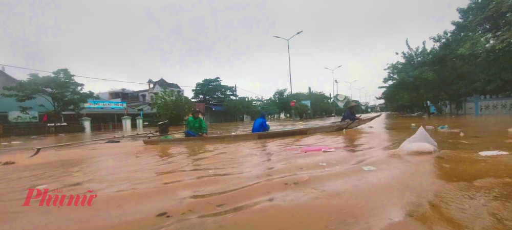 Theo quan sát của phóng viên Báo Phụ nữ TP HCM đến chiều 3/11 các tuyến đường Hùng Vương dẫn về cầu Trường Tiền hay khu vục ngã sau qua  Nhà văn hóa Trung tâm TP Huế nước lũ ngập sâu, người dân phải đi lại bằng thuyền hoặc tăng bo trên những chuyến xe cao để qua vùng nước lũ chảy xiết