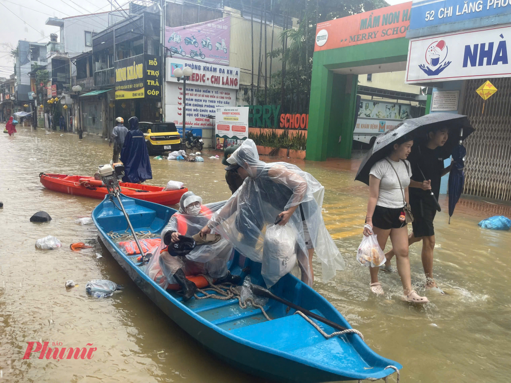 Nhờ sự hỗ trợ kịp thời, chị Nhi đã được chuyển lên xe cấp cứu và đưa đến bệnh viện trên đò an toàn.