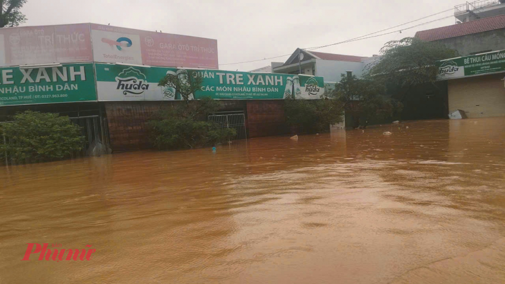 Trước thông tin về vỡ đường ống nước Lãnh đạo HueWACO mong người dân không hoang mang, yên tâm phòng tránh mưa lũ. Hiện tất cả các nhà máy xử lý nước của HueWACO đang vận hành bình thường, các tuyến ống cơ bản an toàn. Những ngày qua, công ty đều cấp ra mạng từ 220.000-250.000m3; cao hơn khoảng 20% so với ngày bình thường; đảm bảo cấp nước an toàn tại các phường, xã của thành phố Huế. Chỉ có Nhà máy nước sạch Thượng Long (xã Long Quảng) tạm ngưng vận hành do nguy cơ sạt lở cao. Ngoài ra, sau mưa lũ, việc vệ sinh dọn dẹp đồng loạt tại các khu vực sẽ gây ra nước yếu cục bộ tại một số thời điểm. Trước đó, trên mạng xã hội Facebook, một người dùng đăng tải nội dung có đoạn “Dậy trữ nước, cả ngày mai cúp nước bà con ơi!” gây hoang mang cho người dân thành phố Huế.