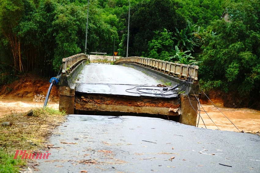 Ông Phan Thiên Định cũng cho biết, tại khu vực Nam Đông và Khe Tre, hiện đã xuất hiện một số điểm sạt lở mới và thêm một cây cầu bị sập hố. 