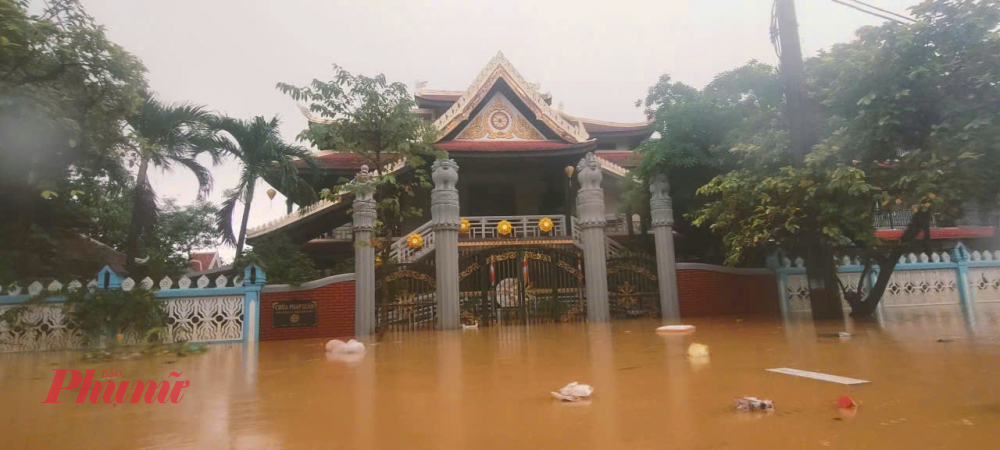 Đặc biệt tuyến đường Tôn Đức Thắng qua phường Phú Xuân TP Huế nước lũ dâng cao, mọi hoạt động của các cơ quan nhà nước, Sở Tư Pháp, Tài Chính, Tòa an nhân dân TP Huế điều gặp khó khăn so nước lũ lên cao