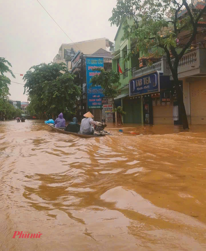 Nước lũ dâng cao khiến mọi công  việc tại TP Huế ngừng như ngưng trệ do lũ chồng lũ dài ngày