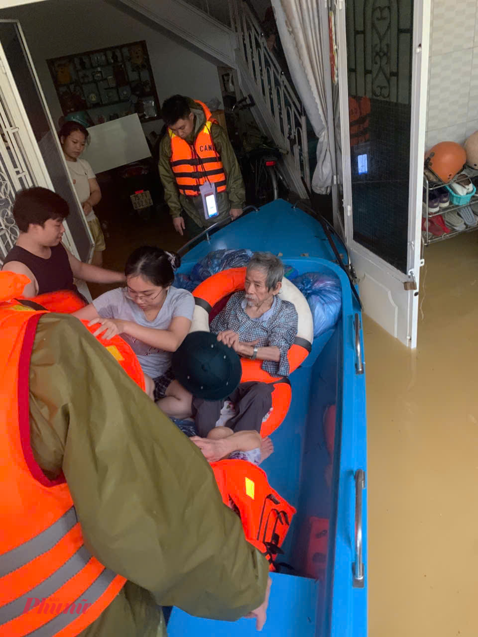 Tai phường Dương Nỗ nơi lũ đang gặp nặng trong sáng nay, lực lượng chức năng cũng sử dựng phương tiện cứu hộ đã đưa 6 thai phụ đến kỳ sinh nở đến bệnh viện để sinh an toàn trong lũ. Cũng trong sáng 3/11 UBND phường Hóa Châu đã di chuyển 2 ca chạy thận, 1 ca đau ruột thừa đến Bệnh viện Trung ương an toàn.