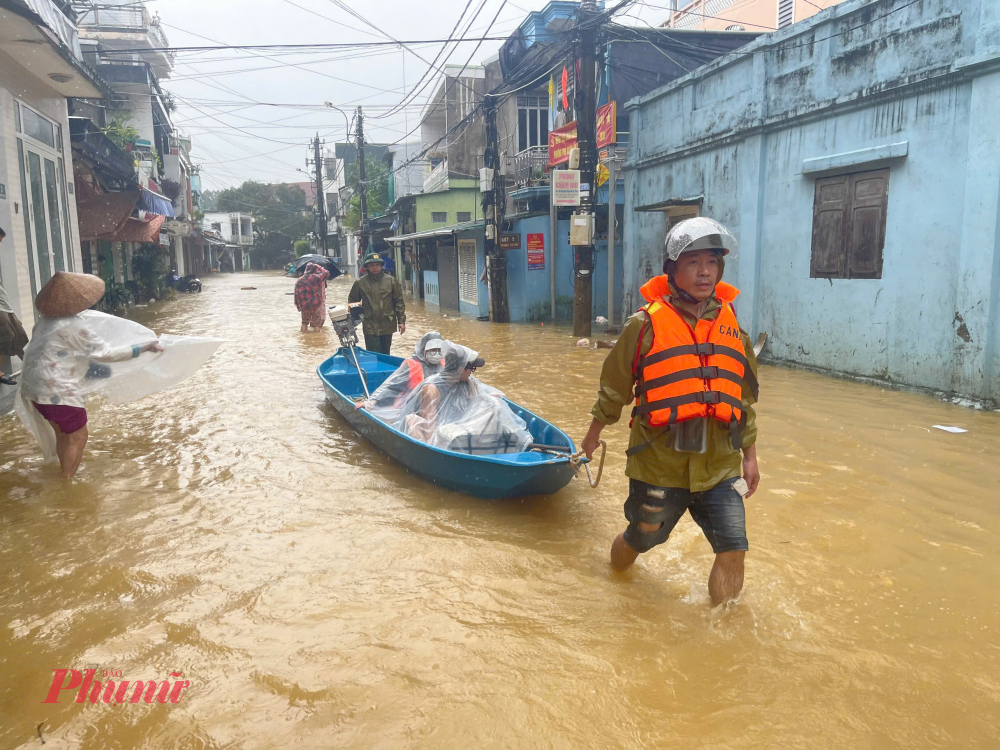 Ngay sau khi nhận được thông tin, trong điều kiện thời tiết mưa lớn, nhiều tuyến đường bị chia cắt, lực lượng Công an phường Phú Xuân đã khẩn trương có mặt tại hiện trường, lội nước, sử dụng xuồng nhỏ tiếp cận ngôi nhà và đưa sản phụ ra khỏi khu vực ngập sâu. 