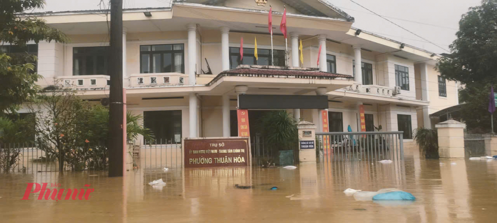 Trự sở Trung tâm Bồi dưỡng Chính trị phường Thuận Hóa nước lũ cao tràn vào trụ sở