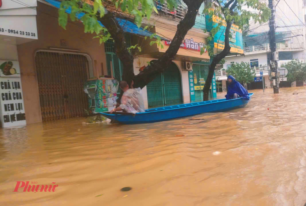Nước lũ ở đường Tố Hữu nước ngập sâu mọi hoạt động kinh doanh, buôn bán, cũng như sinh hoạt của người dân gặp nhiều khó khăn