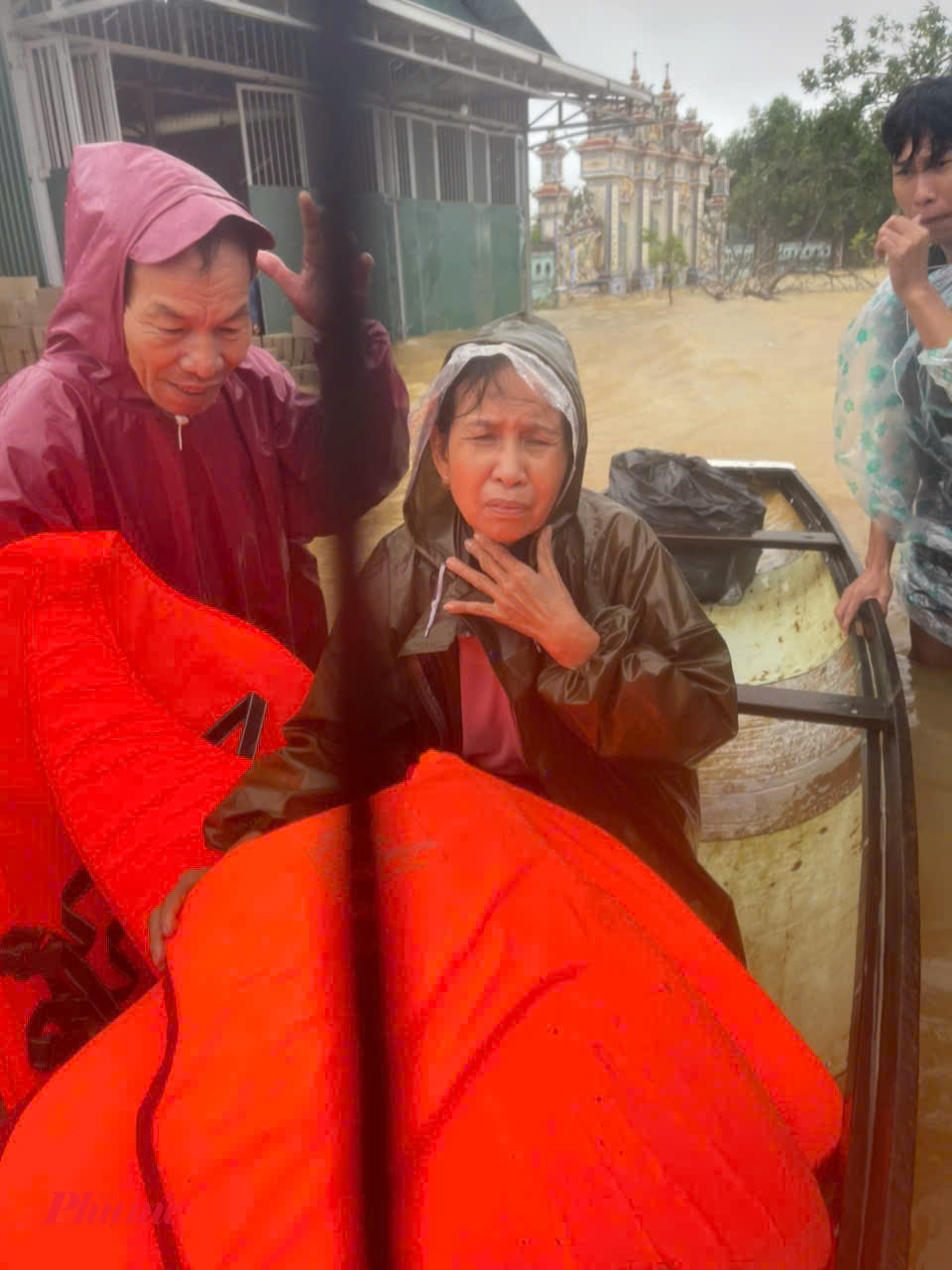 Đến chiều 3/11 tại TP Huế mưa vẫn đang rất to nước lũ lên nhanh khiến cuộc sống người dân đảo lộn, nhờ sự hỗ trợ của lực lượng vũ trang, công an, người dân vũng thấp trũng các phường Vỹ Dạ, An Cựu, Hóa Châu, Dương Nỗ dã được đưa đến nơi tránh lũ an toàn