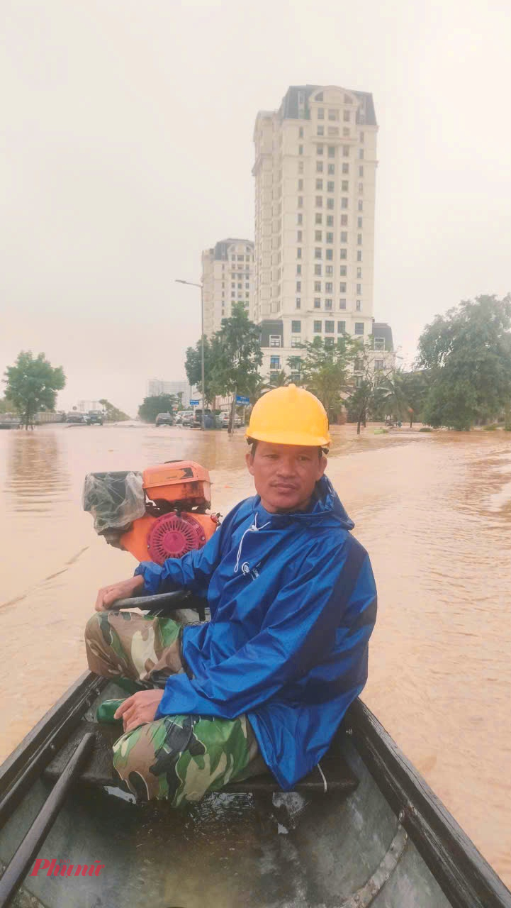 Trong sáng nay Chủ tịch UBND thành phố Phan Thiên Định dẫn đầu đã có chuyến kiểm tra thực địa tại một số khu vực sạt lở, vùng xung yếu trên địa bàn huyện Nam Đông (cũ).  “Trước tình hình mưa lũ còn diễn biến phức tạp, đặc biệt khi mực nước các sông tiếp tục dâng, khu vực miền núi vẫn mưa kéo dài, thành phố đã chỉ đạo tăng cường hỗ trợ lương thực, thực phẩm cho các vùng sâu, vùng có nguy cơ bị chia cắt. Các lực lượng đang khẩn trương triển khai biện pháp ứng phó, đảm bảo an toàn cho người dân”, Chủ tịch UBND thành phố Phan Thiên Định nhấn mạnh.
