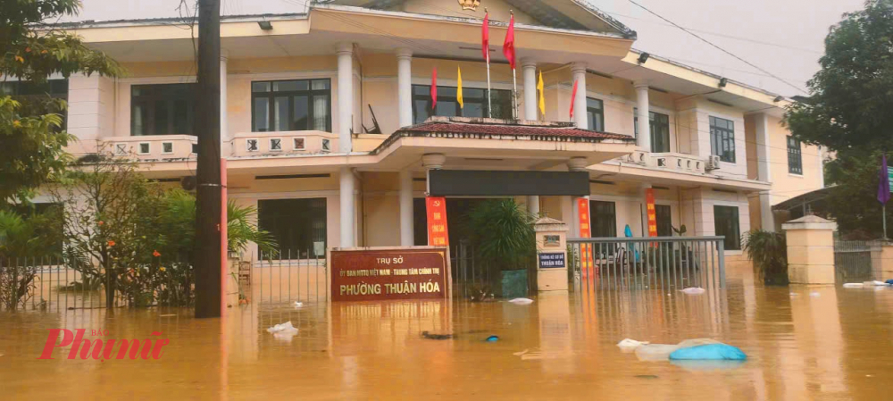 Nhiều tuyến đường Đống Đa, Bến Nghế mức nước ở đợt lụt lúc lần 3 thấp hơn đỉnh lũ đợt 1 là 0,5 khiến hoạt động kinh doanh, buôn bán của bà con ở những khu phố này phải tạm dừng.